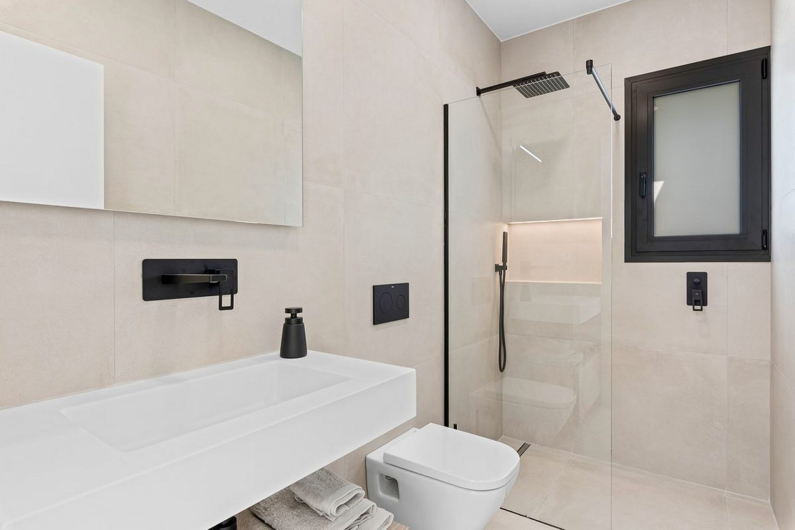 <p>Villa provided with 3 Bedrooms and 3 Bathrooms, private swimming pool and parking space on own plot. </p>