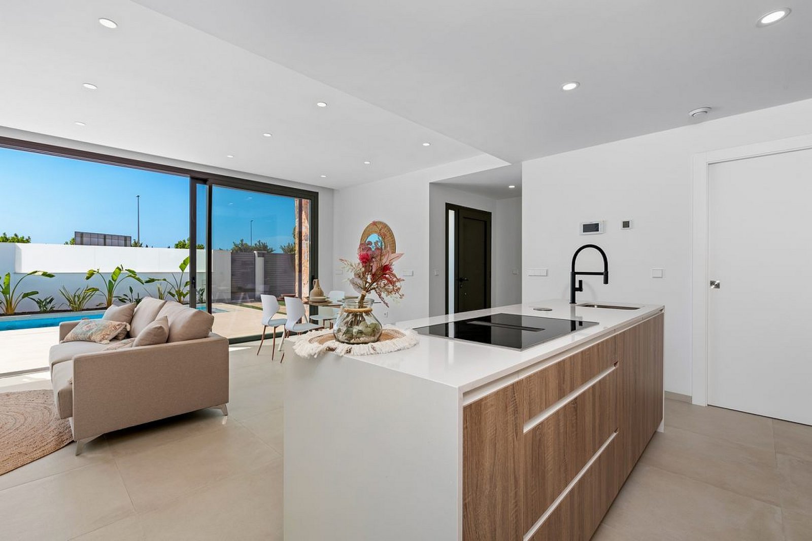 <p>Villa provided with 3 Bedrooms and 3 Bathrooms, private swimming pool and parking space on own plot. </p>