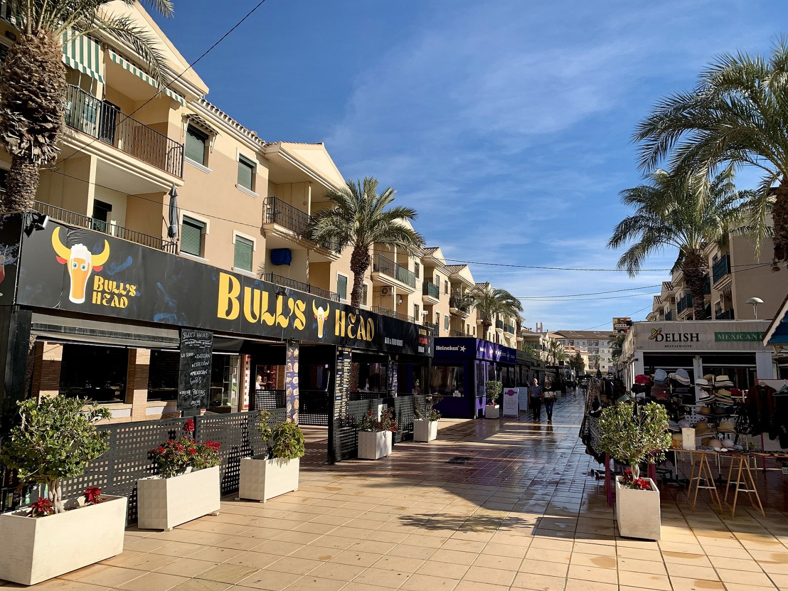 <p>Villa provided with 3 Bedrooms and 3 Bathrooms, private swimming pool and parking space on own plot. </p>