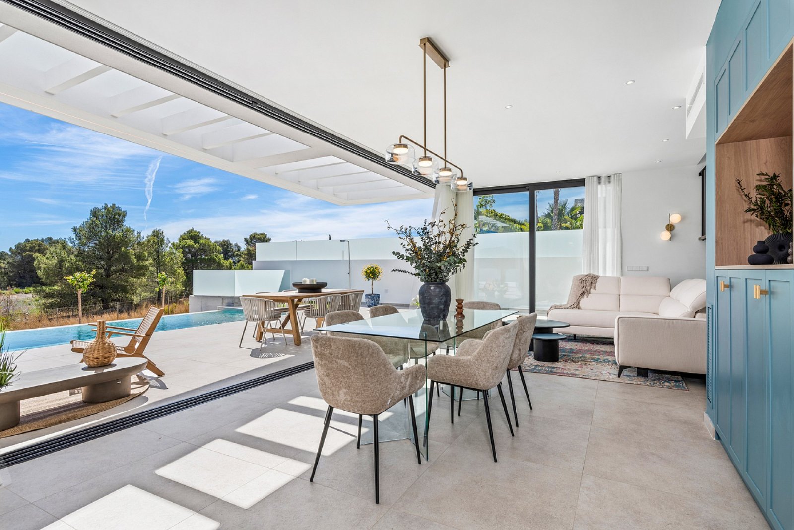 <p>Villa provided with 3 Bedrooms and 3 Bathrooms, private swimming pool and parking space on own plot. </p>