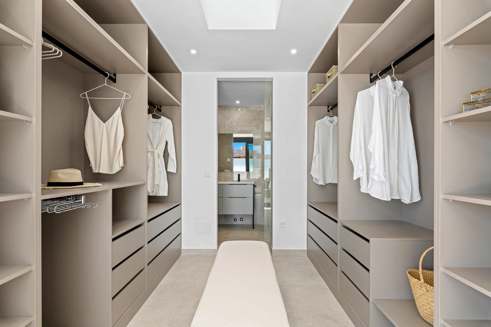 <p>Villa provided with 3 Bedrooms and 3 Bathrooms, private swimming pool and parking space on own plot. </p>