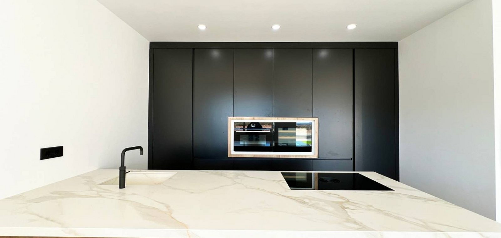 Luxusvilla mit Pool, Garage und spektakulärem Panorama