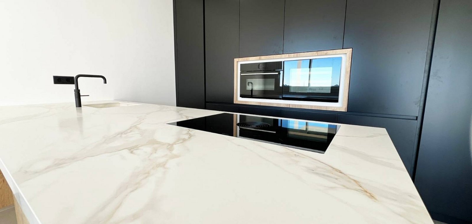 Luxusvilla mit Pool, Garage und spektakulärem Panorama