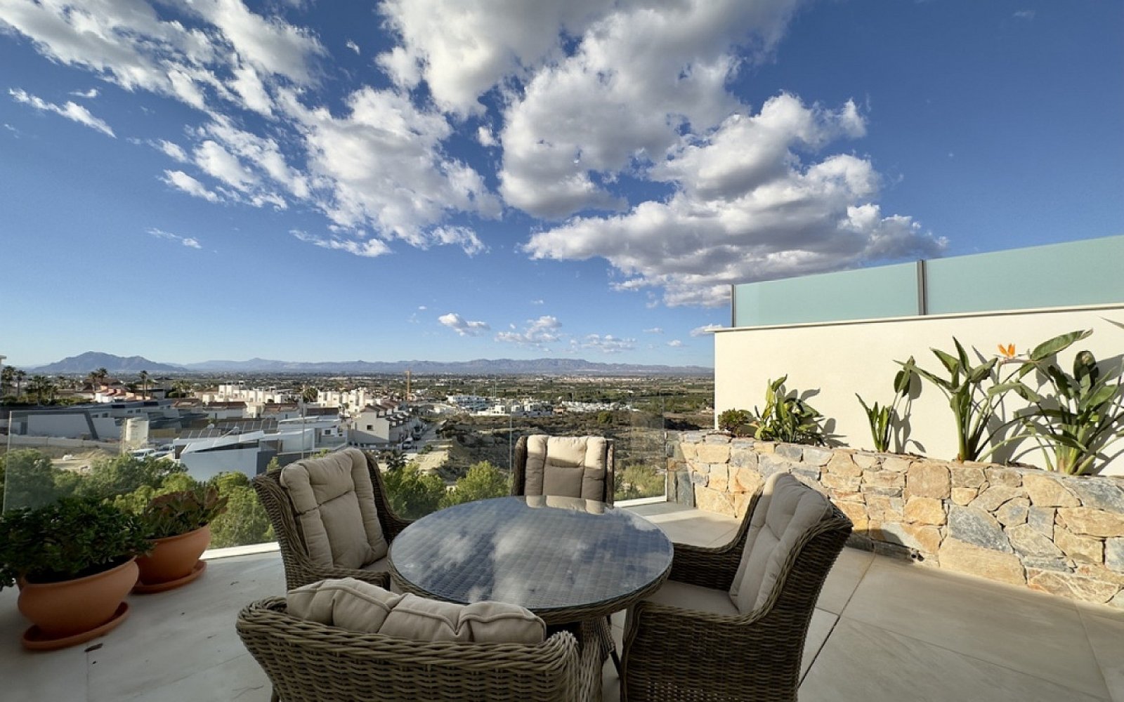 Ciudad Quesada: <p>Apartment with garden provided with 4 Bedrooms and 3 Bathrooms, communal swimming pool and private parking space within domain. </p> 