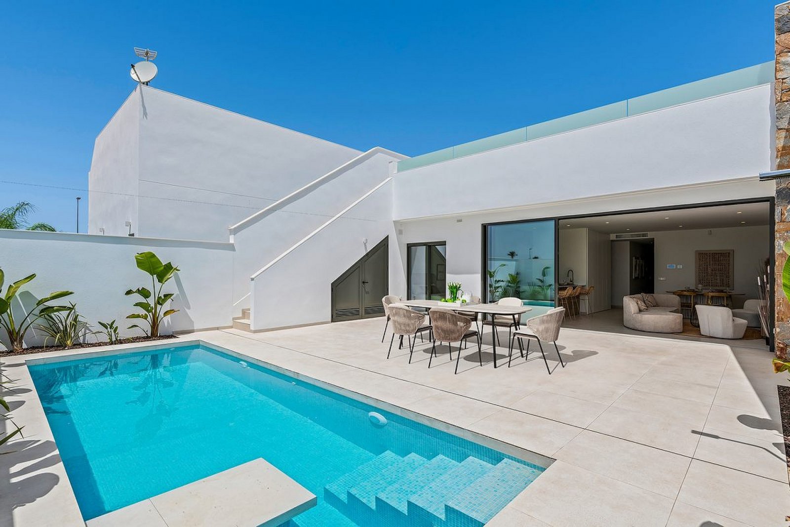 <p>Villa provided with 3 Bedrooms and 2 Bathrooms, private swimming pool and parking space on own plot. </p>