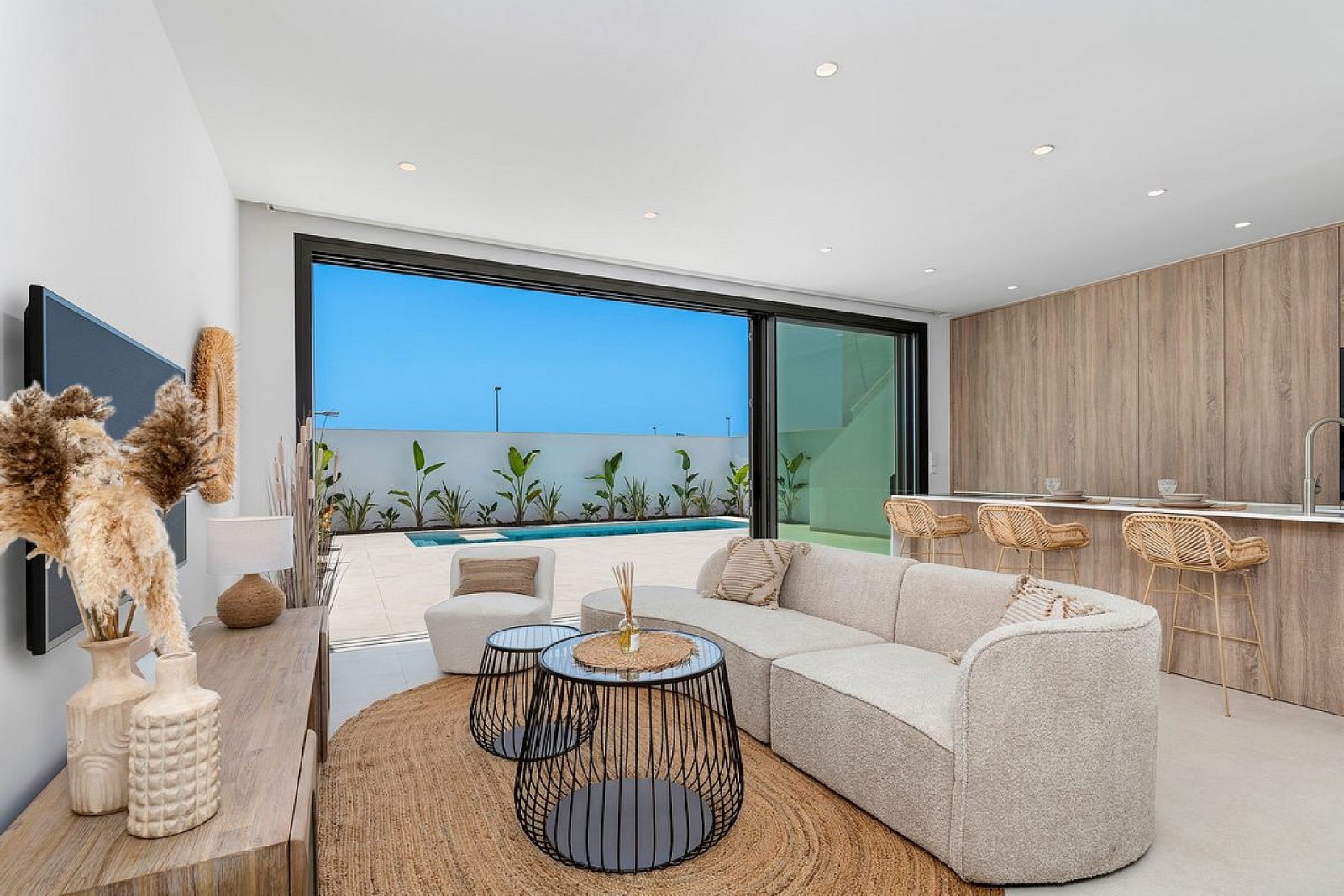 <p>Villa provided with 3 Bedrooms and 2 Bathrooms, private swimming pool and parking space on own plot. </p>