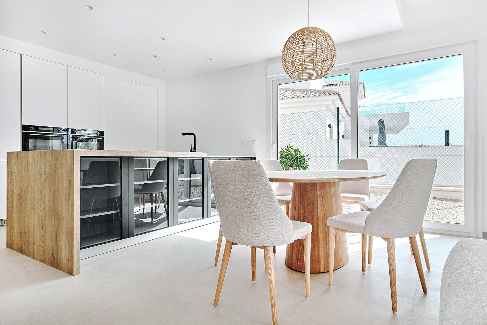 <p>Villa provided with 3 Bedrooms and 3 Bathrooms, private swimming pool and parking space on own plot. </p><p>On entering the villa you will find ...