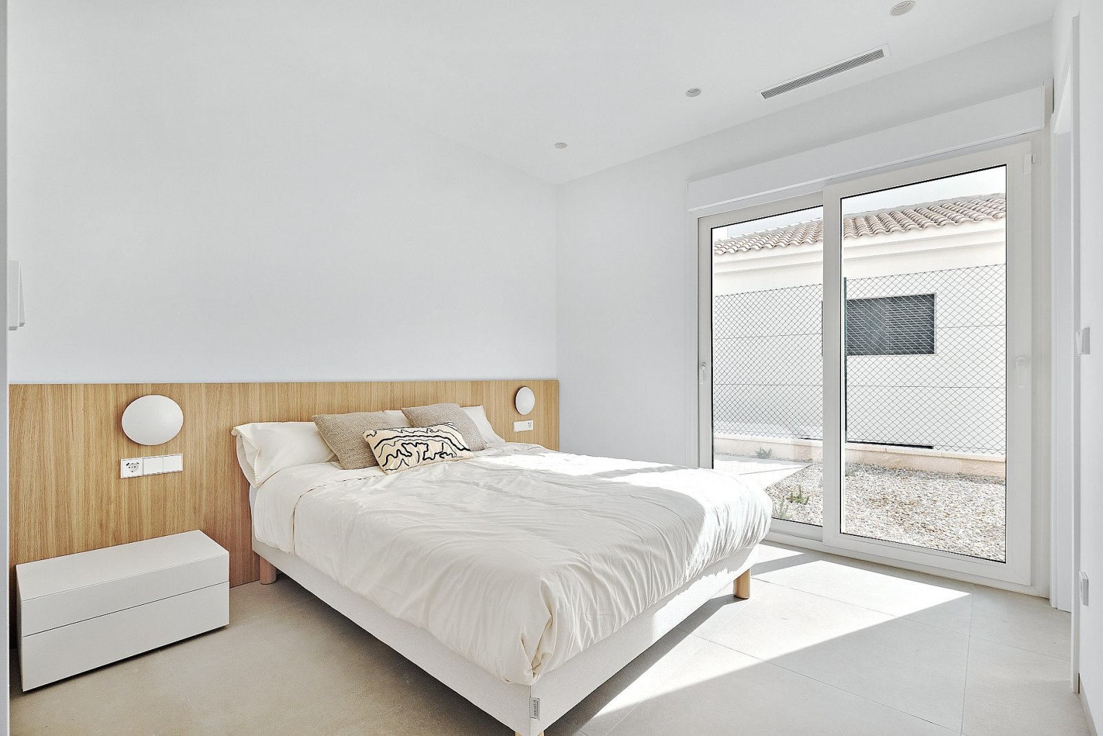 <p>Villa provided with 3 Bedrooms and 3 Bathrooms, private swimming pool and parking space on own plot. </p><p>On entering the villa you will find ...