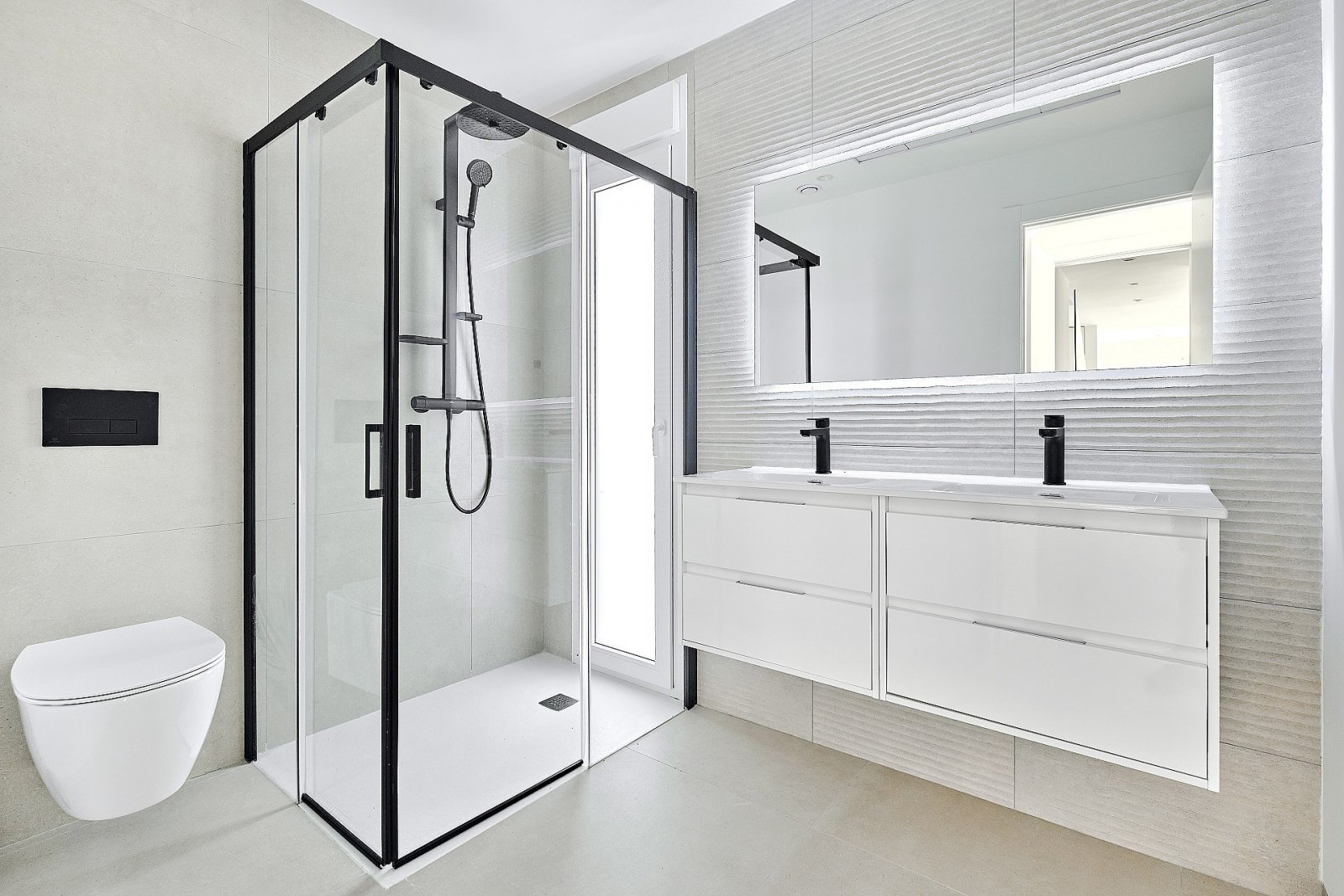 <p>Villa provided with 3 Bedrooms and 3 Bathrooms, private swimming pool and parking space on own plot. </p><p>On entering the villa you will find ...