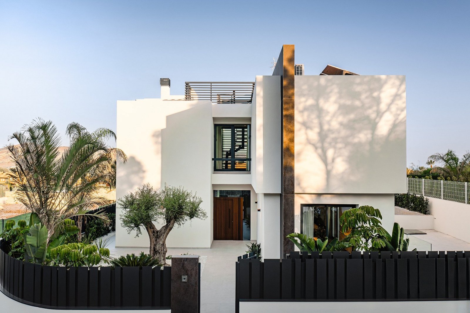 <p>Villa with basement provided with 4 Bedrooms and 4 Bathrooms, private swimming pool and multiple parking spaces. </p><p>This exclusive project i...