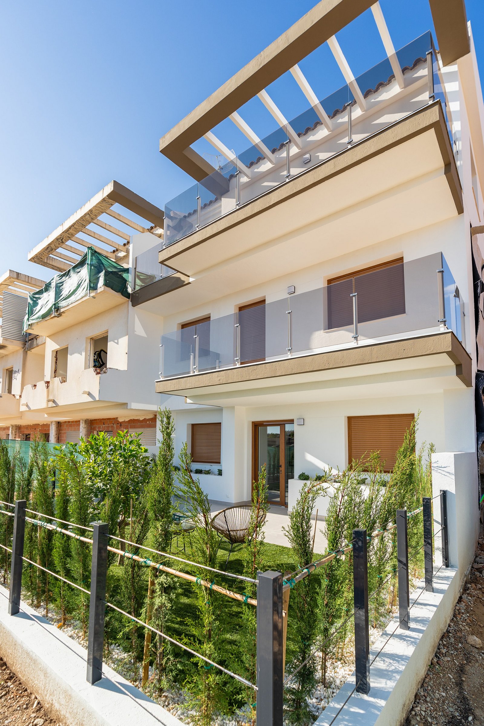 <p>Villa provided with 4 Bedrooms and 3 Bathrooms, communal swimming pool and multiple parking spaces. </p>