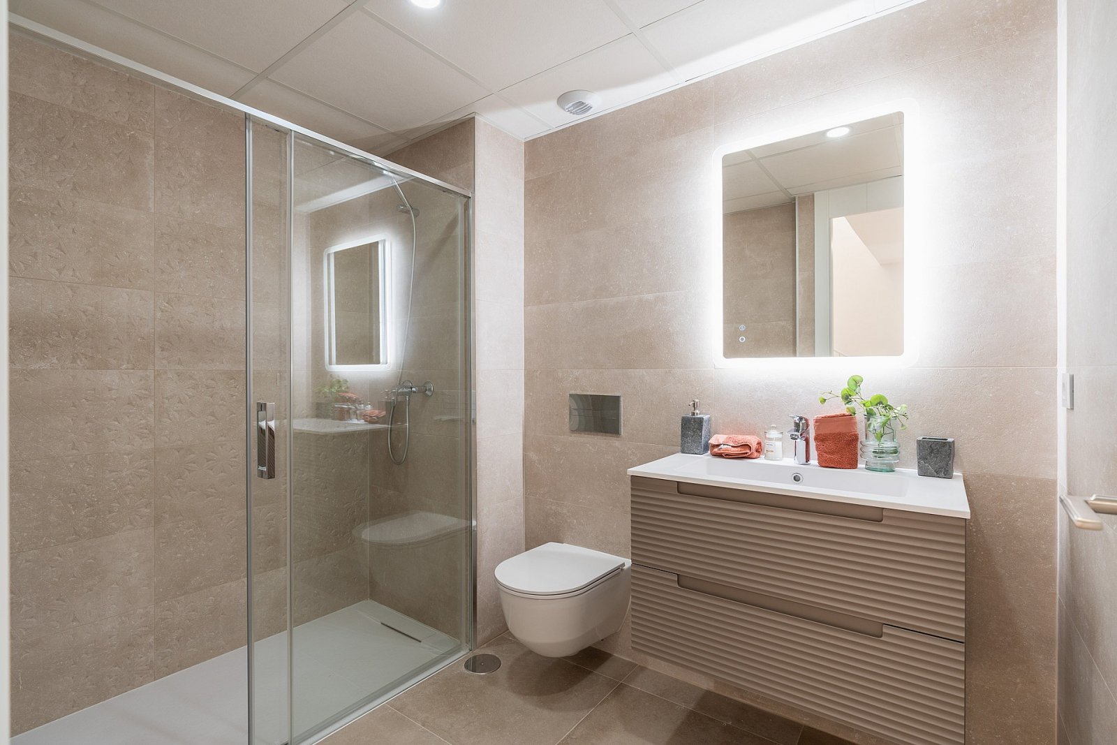 <p>Villa provided with 4 Bedrooms and 3 Bathrooms, communal swimming pool and multiple parking spaces. </p>