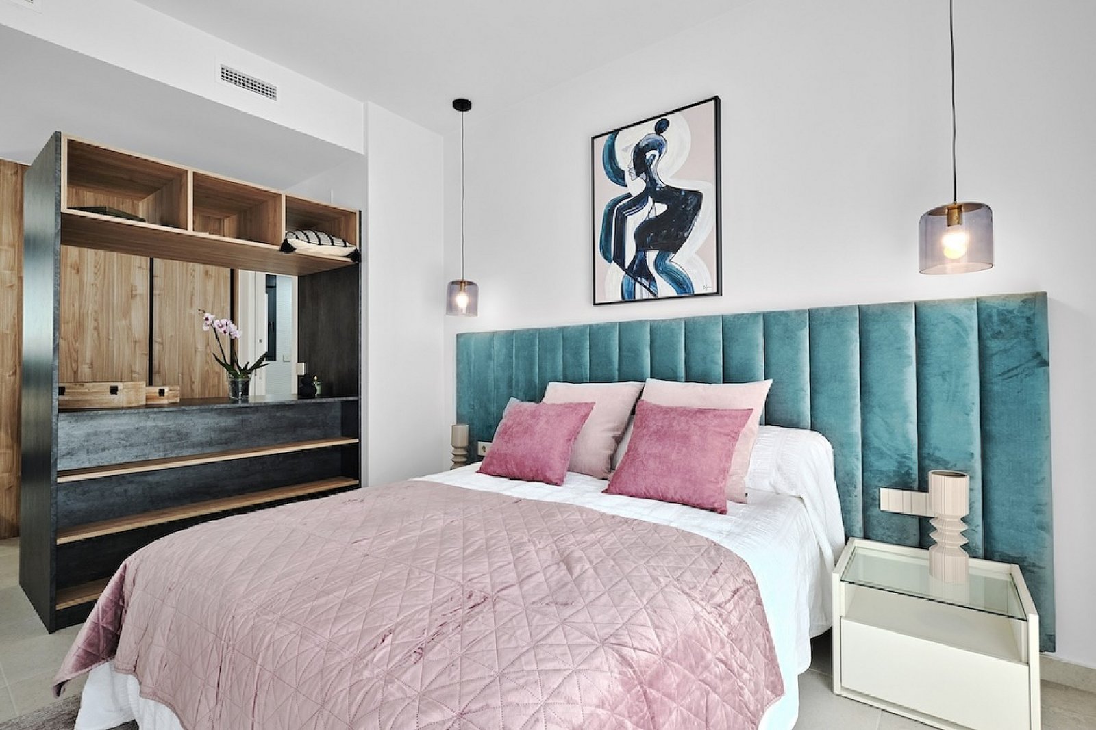 <p>Villa provided with 3 Bedrooms and 3 Bathrooms, private swimming pool and parking space on own plot. </p><p>Discover the luxury of these beautif...