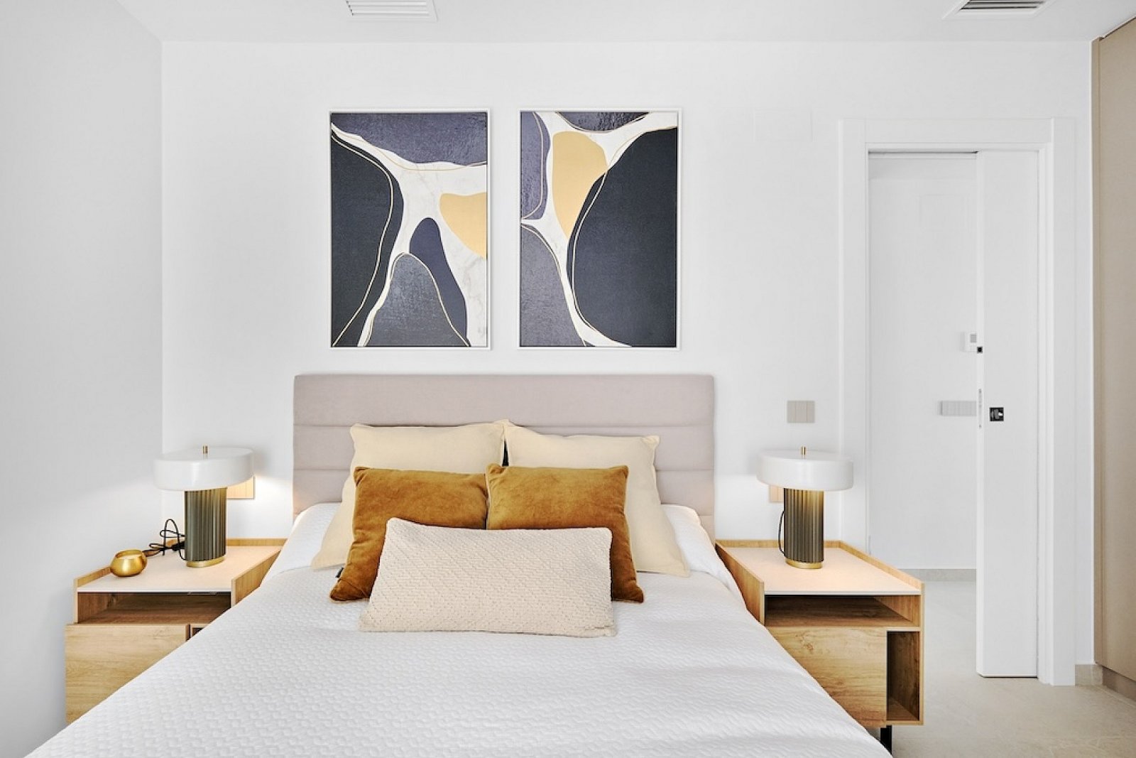 <p>Villa provided with 3 Bedrooms and 3 Bathrooms, private swimming pool and parking space on own plot. </p><p>Discover the luxury of these beautif...