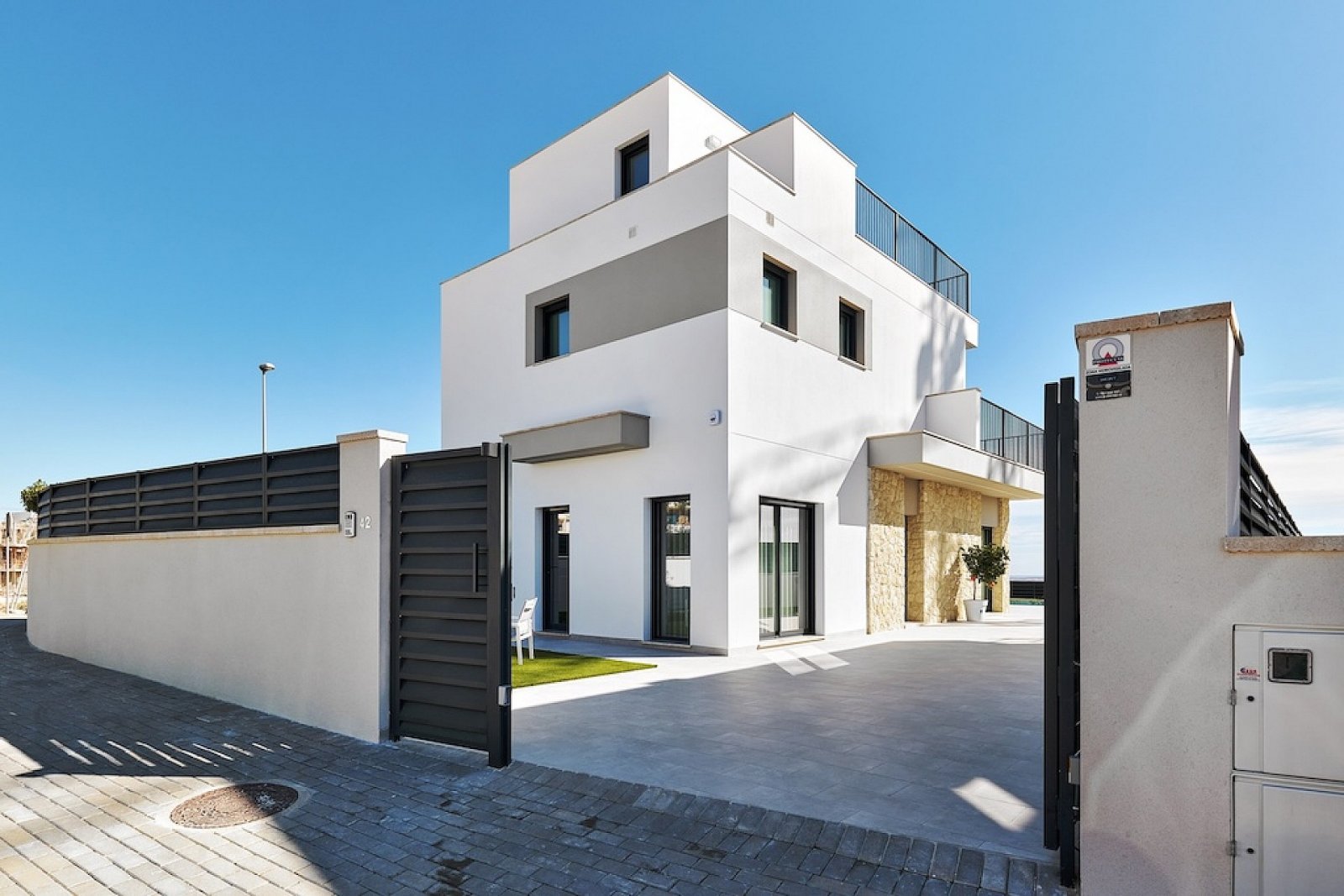 <p>Villa provided with 3 Bedrooms and 3 Bathrooms, private swimming pool and parking space on own plot. </p><p>Discover the luxury of these beautif...