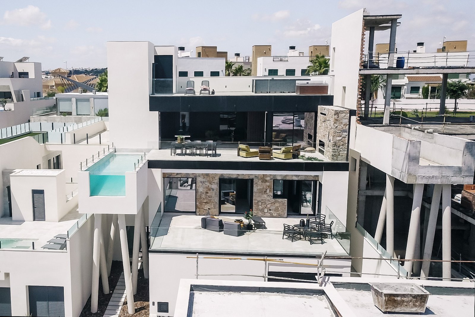 <p>Villa provided with 3 Bedrooms and 3 Bathrooms, infinity swimming pool and private garage. </p><p>The Residencial Oceanic is a unique concept, a...