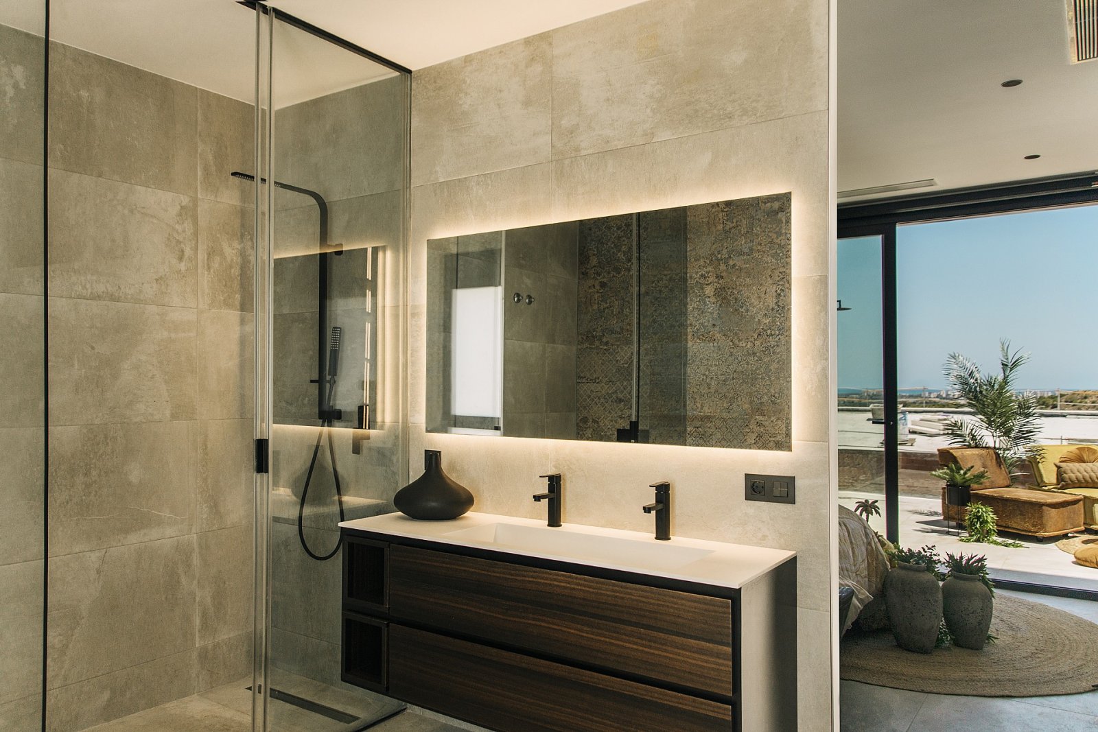 <p>Villa provided with 3 Bedrooms and 3 Bathrooms, infinity swimming pool and private garage. </p><p>The Residencial Oceanic is a unique concept, a...