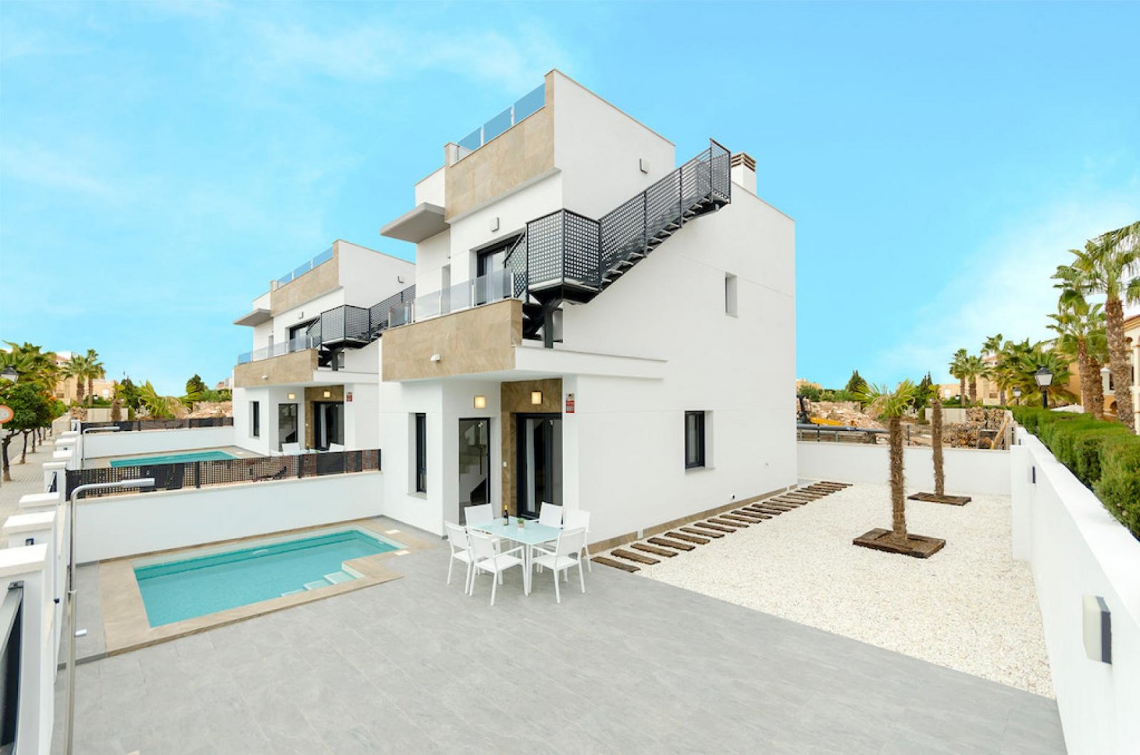 Torrevieja: <p>Villa provided with 3 Bedrooms and 3 Bathrooms, private swimming pool and parking space on own plot. </p><p>Discover these beautiful villas with... 
