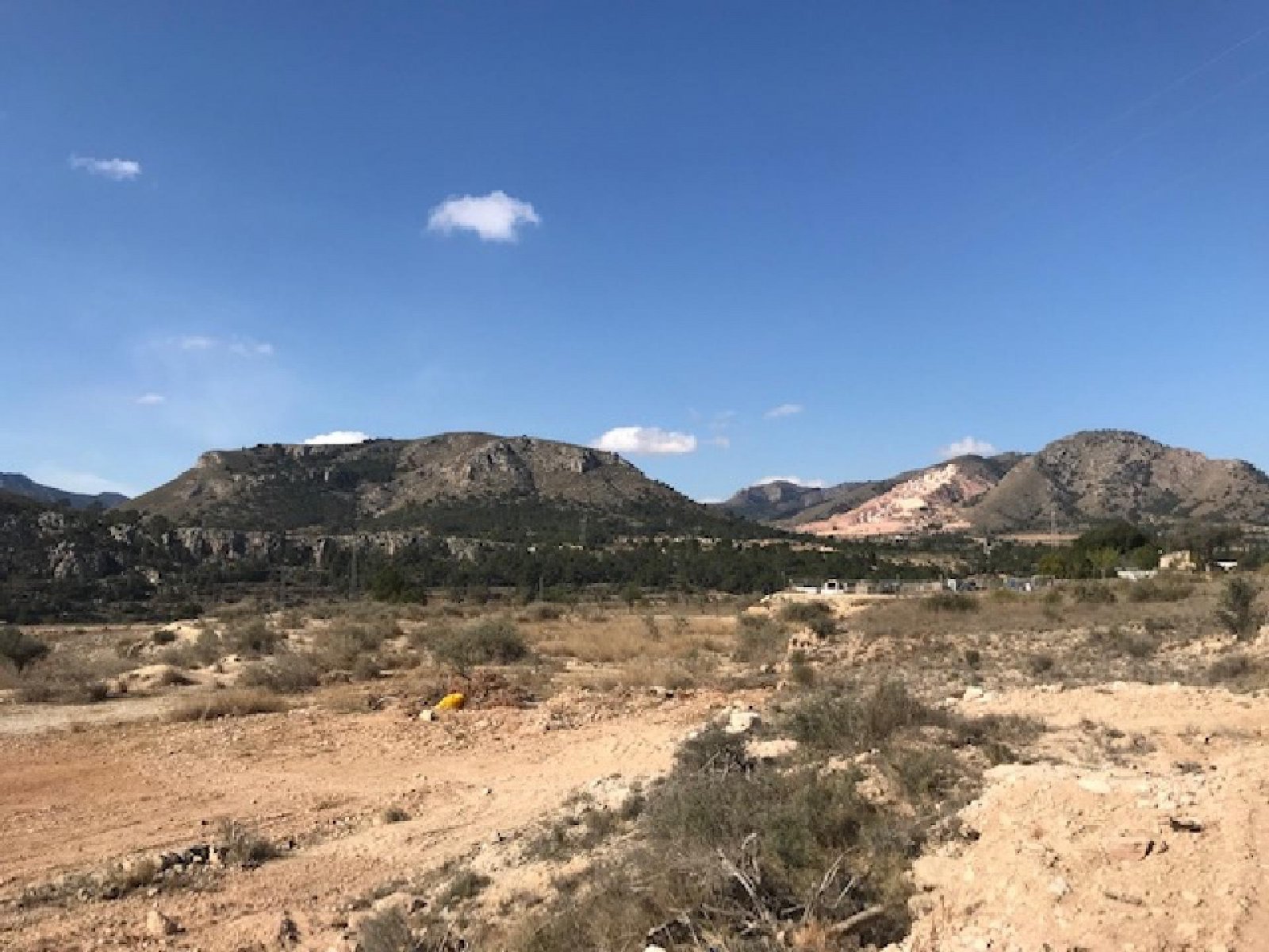 <p>Villa provided with 3 Bedrooms and 2 Bathrooms, infinity swimming pool and private garage. </p><p>We are very proud to introduce this luxury Off...