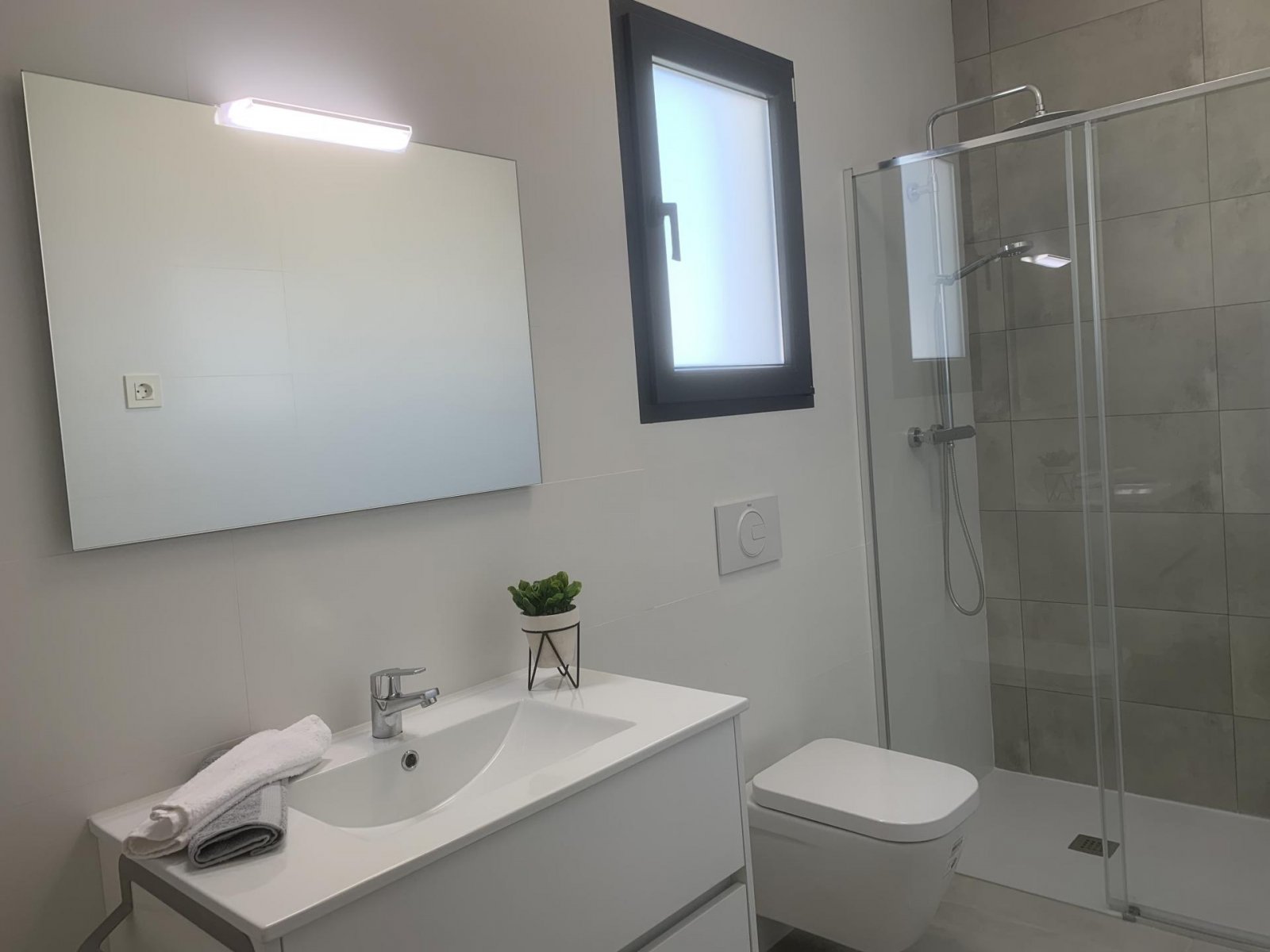 <p>Villa provided with 2 Bedrooms and 2 Bathrooms, private swimming pool and parking space on own plot. </p><p>Step inside these modern detached vi...