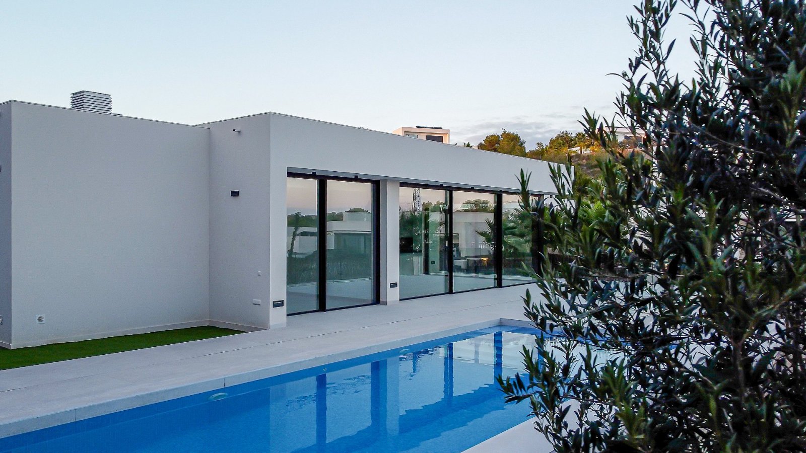 <p>Villa provided with 3 Bedrooms and 3 Bathrooms, private swimming pool and underground garage with cellar. </p><p>With basement and garage. The v...