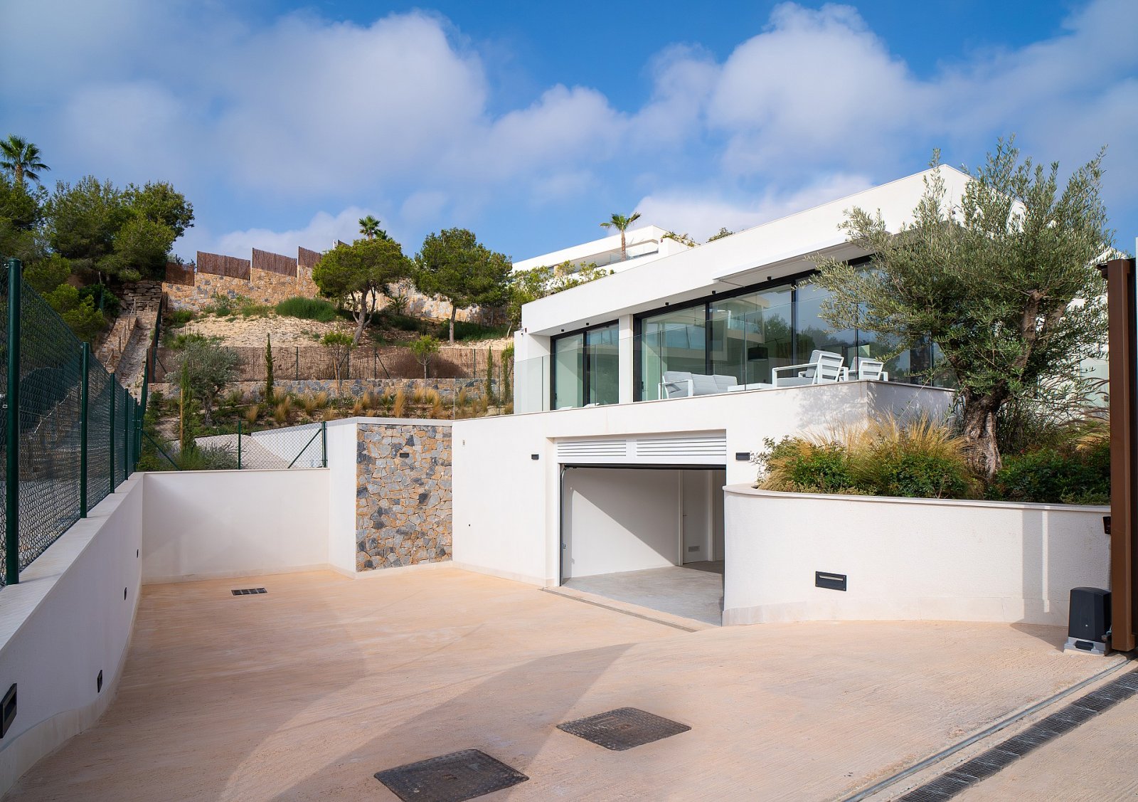<p>Villa provided with 3 Bedrooms and 3 Bathrooms, private swimming pool and underground garage with cellar. </p><p>With basement and garage. The v...