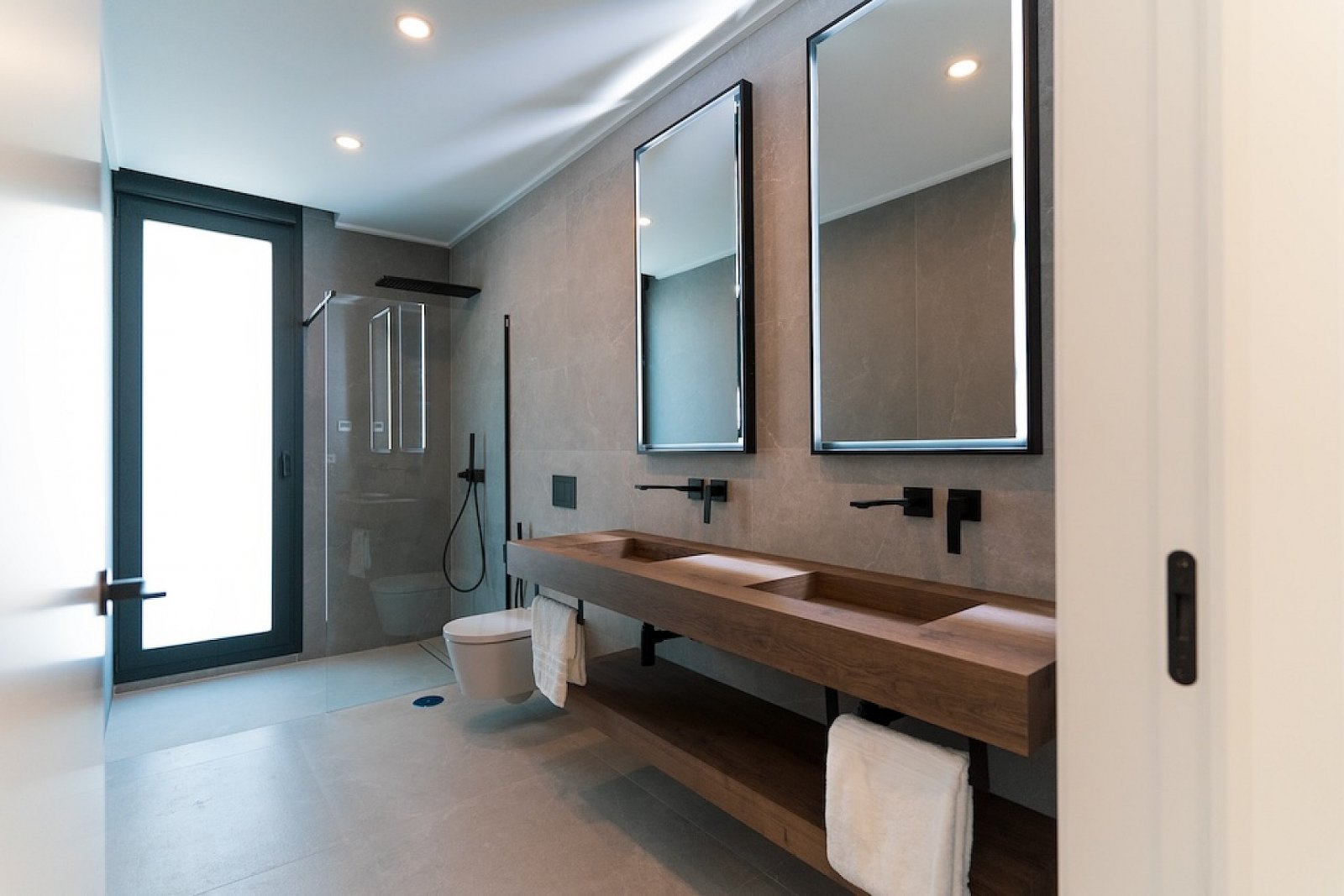 <p>Villa provided with 4 Bedrooms and 4 Bathrooms, private swimming pool and parking space on own plot. </p><p>These villas in Rojales offer a uniq...