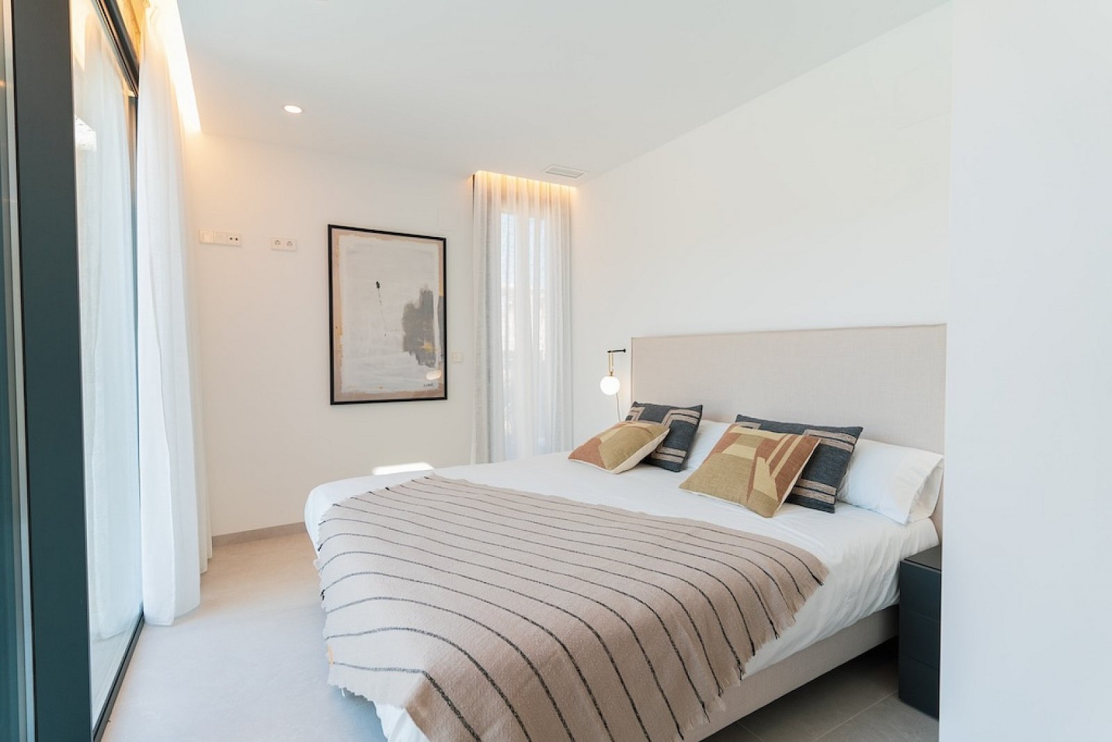 <p>Villa provided with 4 Bedrooms and 4 Bathrooms, private swimming pool and parking space on own plot. </p><p>These villas in Rojales offer a uniq...