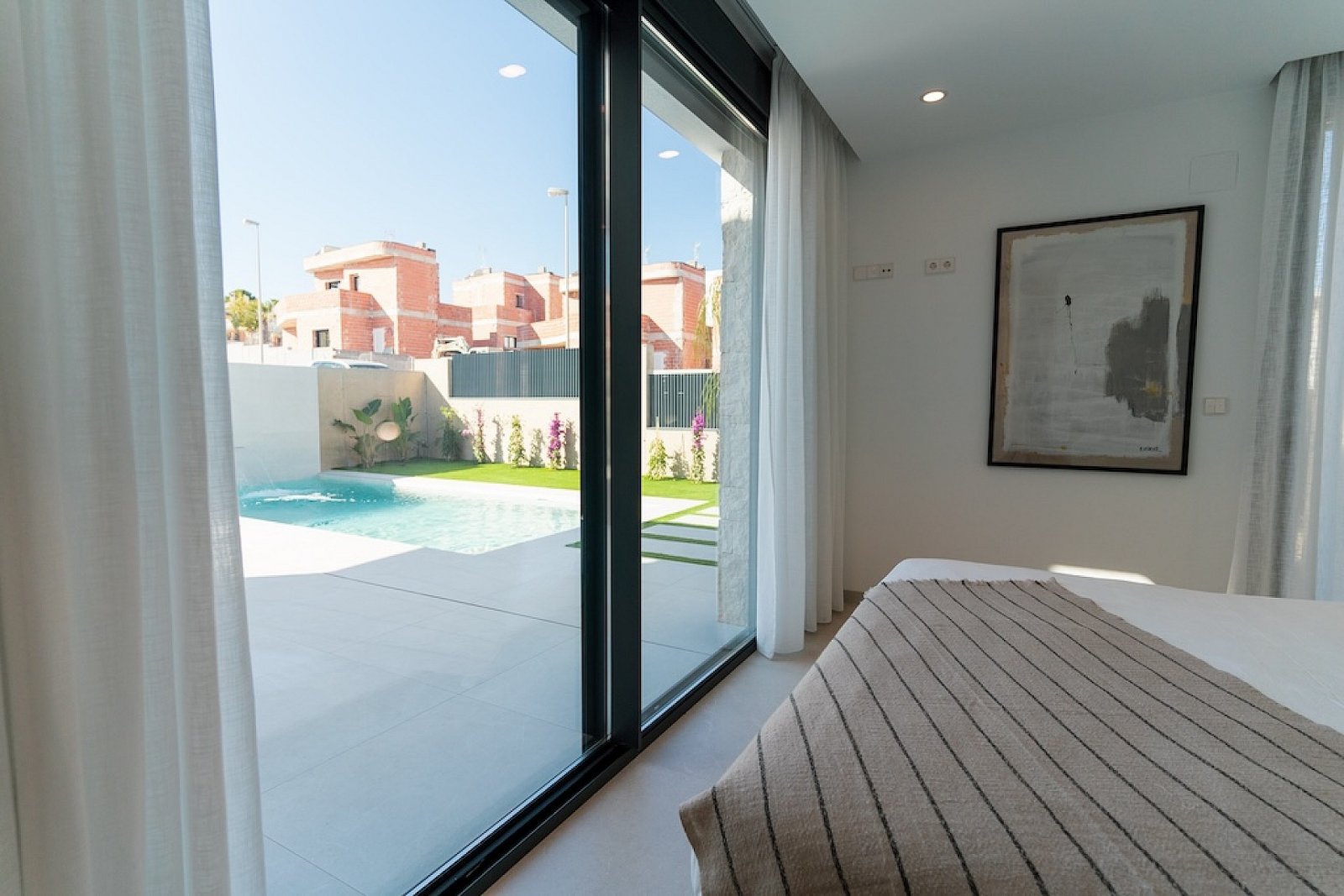 <p>Villa provided with 4 Bedrooms and 4 Bathrooms, private swimming pool and parking space on own plot. </p><p>These villas in Rojales offer a uniq...