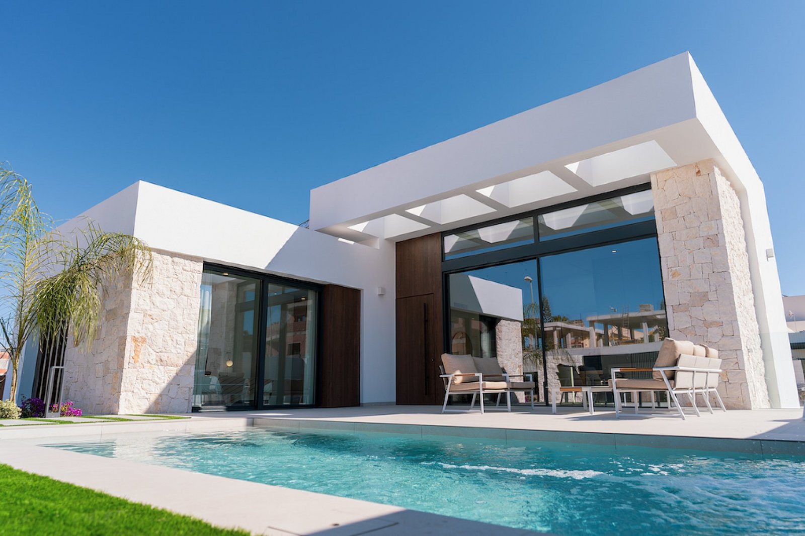 <p>Villa provided with 4 Bedrooms and 4 Bathrooms, private swimming pool and parking space on own plot. </p><p>These villas in Rojales offer a uniq...