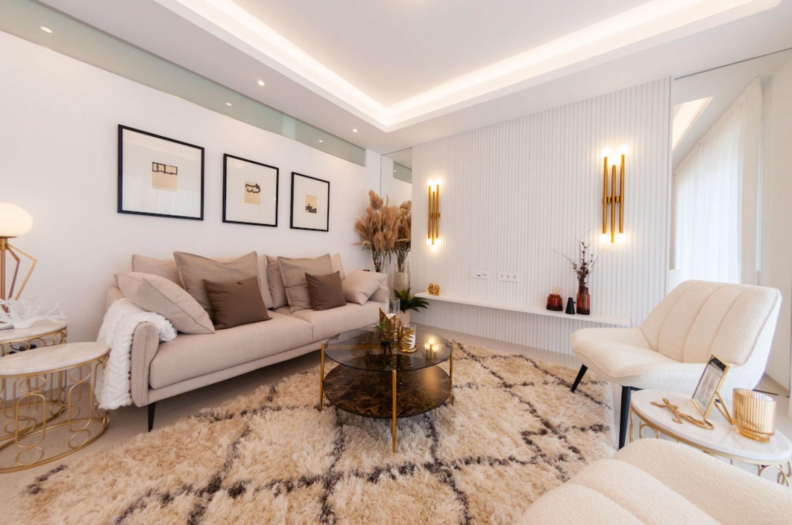 <p>Apartment with garden provided with 3 Bedrooms and 2 Bathrooms, communal swimming pool and private parking space within domain. </p><p>Welcome t...