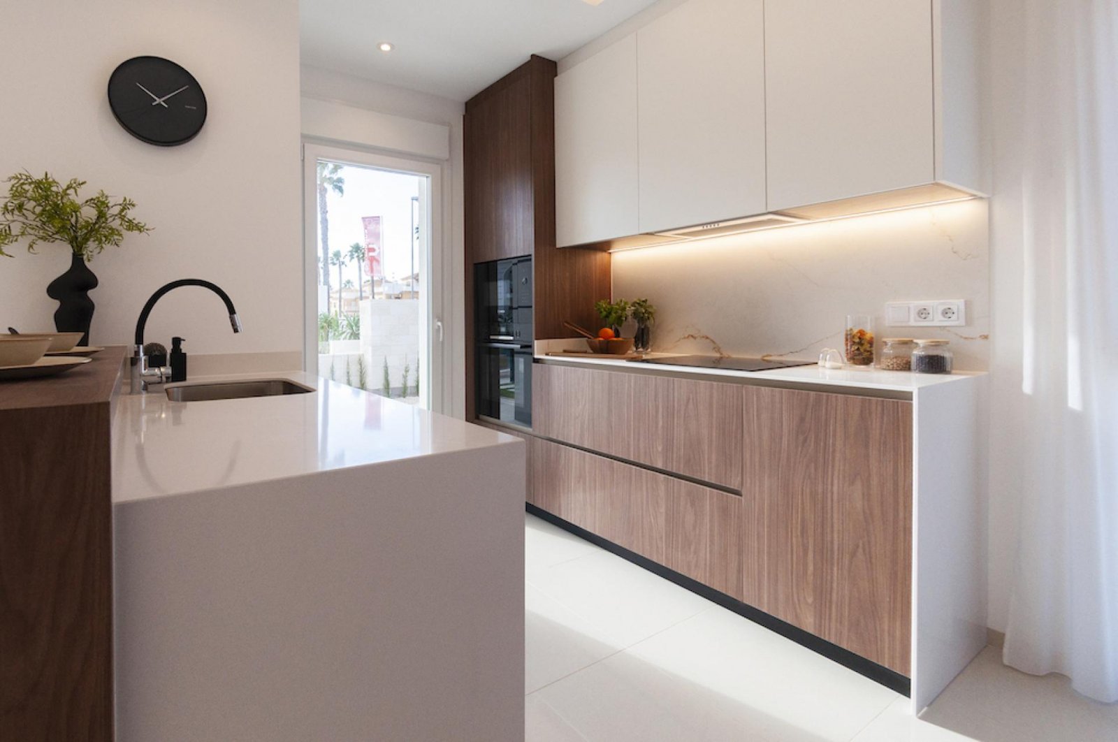 <p>Apartment with garden provided with 3 Bedrooms and 2 Bathrooms, communal swimming pool and private parking space within domain. </p><p>Welcome t...