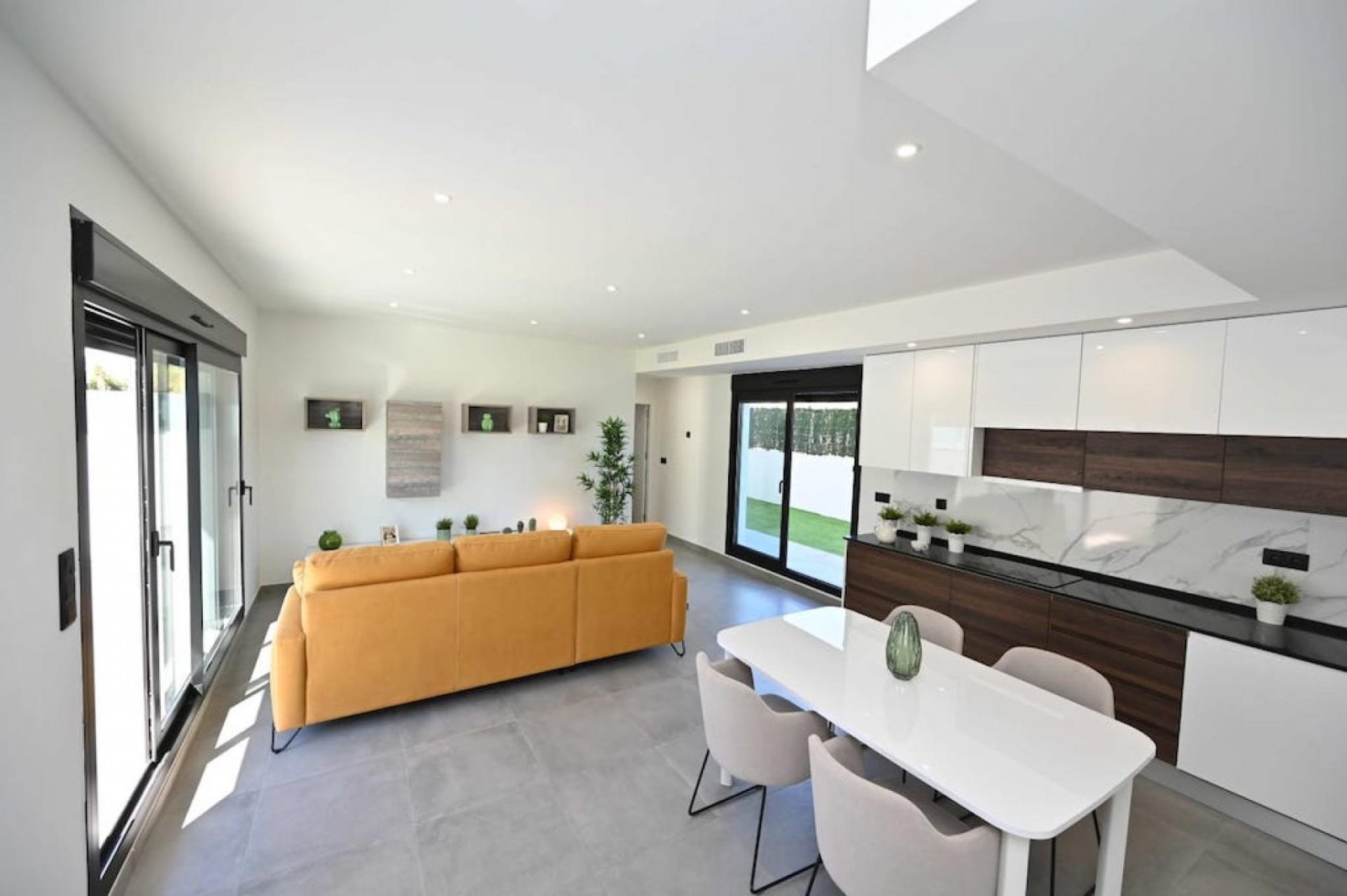 <p>Terraced villa provided with 3 Bedrooms and 3 Bathrooms, optional swimming pool and private parking space within domain. </p><p>The residential ...