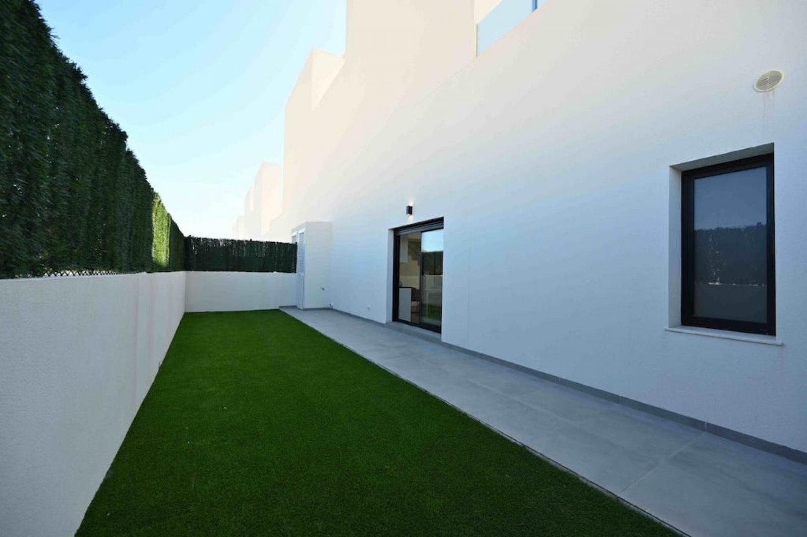 <p>Terraced villa provided with 3 Bedrooms and 3 Bathrooms, optional swimming pool and private parking space within domain. </p><p>The residential ...