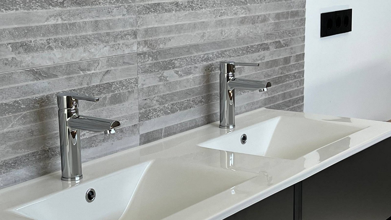 Avantgardistische Villa mit Pool und spektakulären Panoramablicken