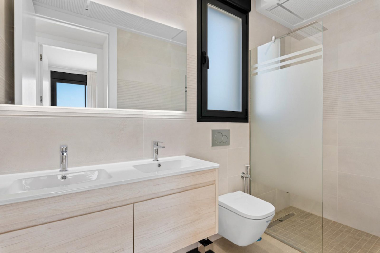 <p>Villa provided with 3 Bedrooms and 3 Bathrooms, private swimming pool and parking space on own plot. </p><p>Discover this beautiful development ...