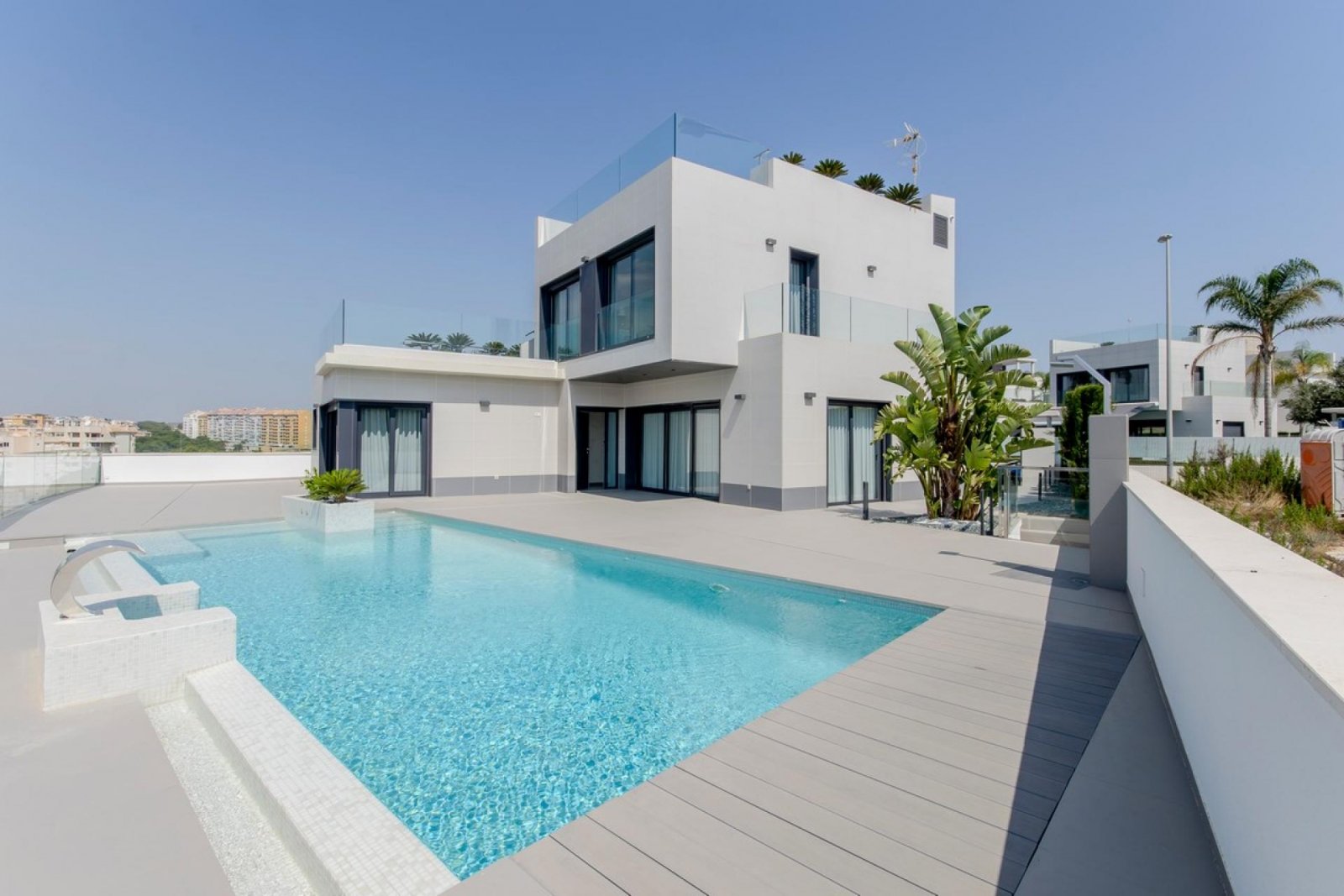 <p>Villa provided with 3 Bedrooms and 4 Bathrooms, private swimming pool and underground parking space. </p><p>Discover this beautiful development ...