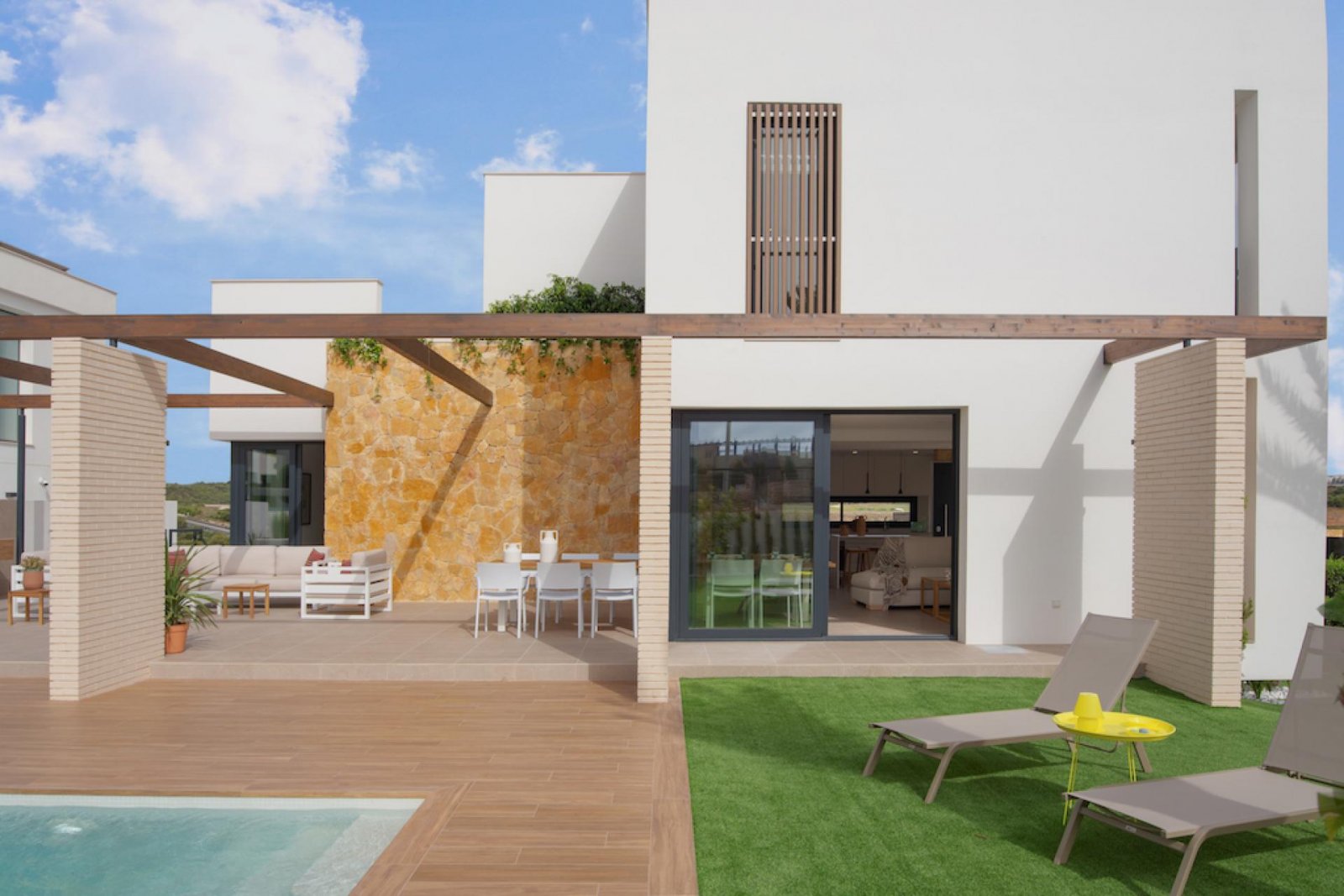 <p>Villa provided with 4 Bedrooms and 4 Bathrooms, private swimming pool and parking space on own plot. </p><p>Beautiful villas in Mirador De La De...
