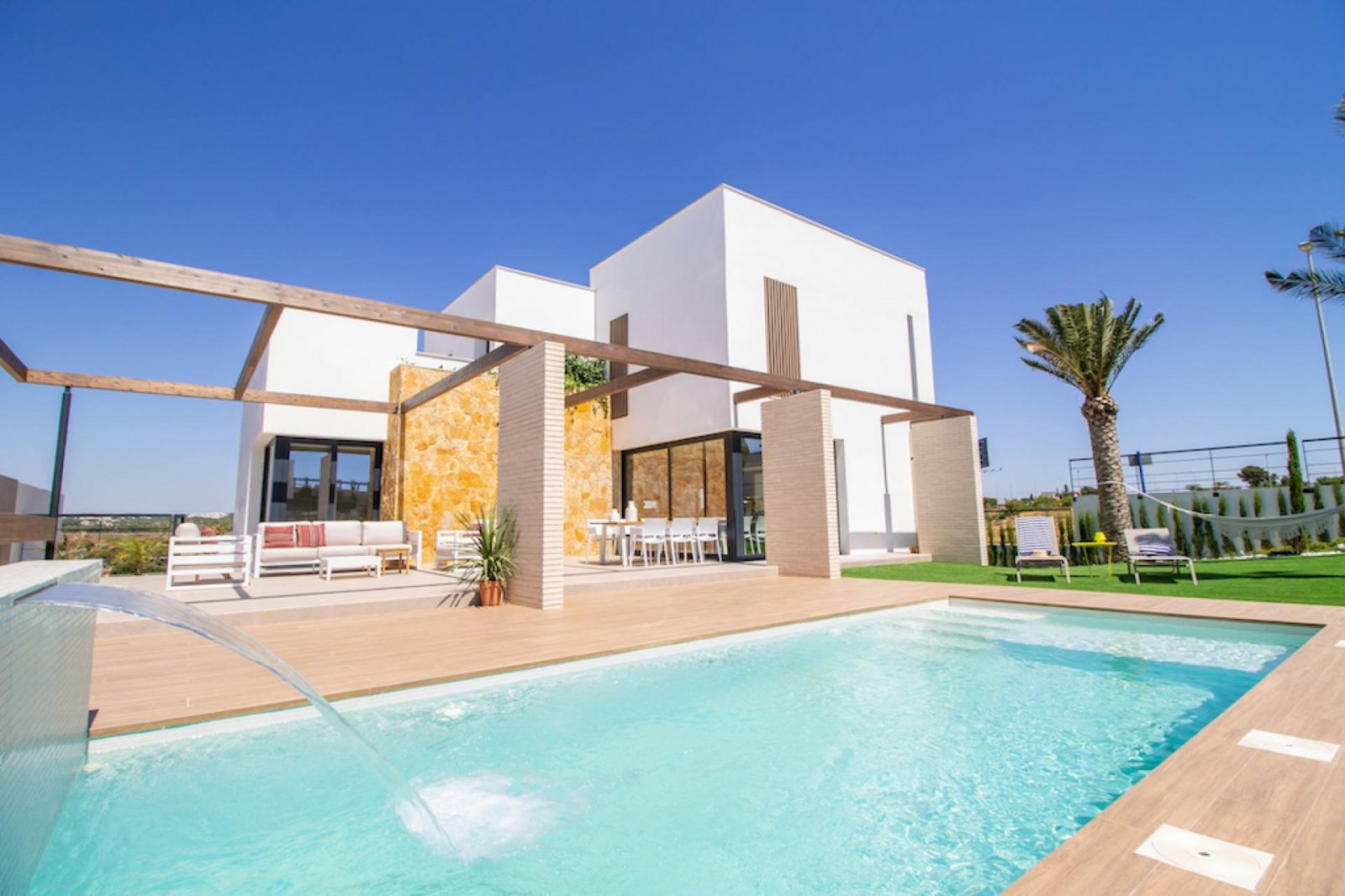 <p>Villa provided with 4 Bedrooms and 4 Bathrooms, private swimming pool and parking space on own plot. </p><p>Beautiful villas in Mirador De La De...