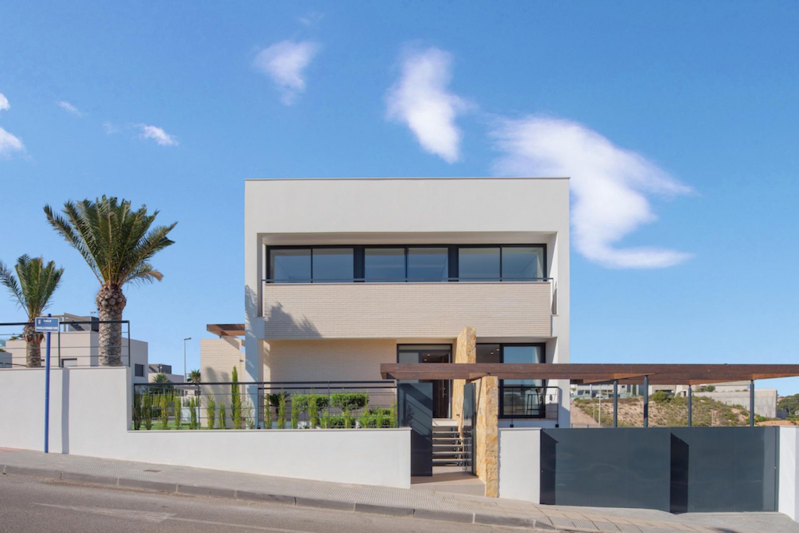<p>Villa provided with 4 Bedrooms and 4 Bathrooms, private swimming pool and parking space on own plot. </p><p>Beautiful villas in Mirador De La De...