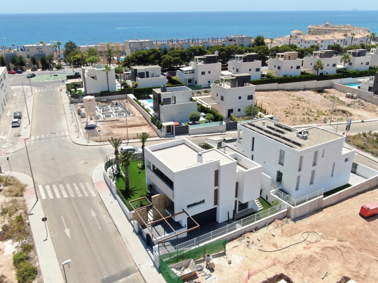 <p>Villa provided with 4 Bedrooms and 4 Bathrooms, private swimming pool and parking space on own plot. </p><p>Beautiful villas in Mirador De La De...