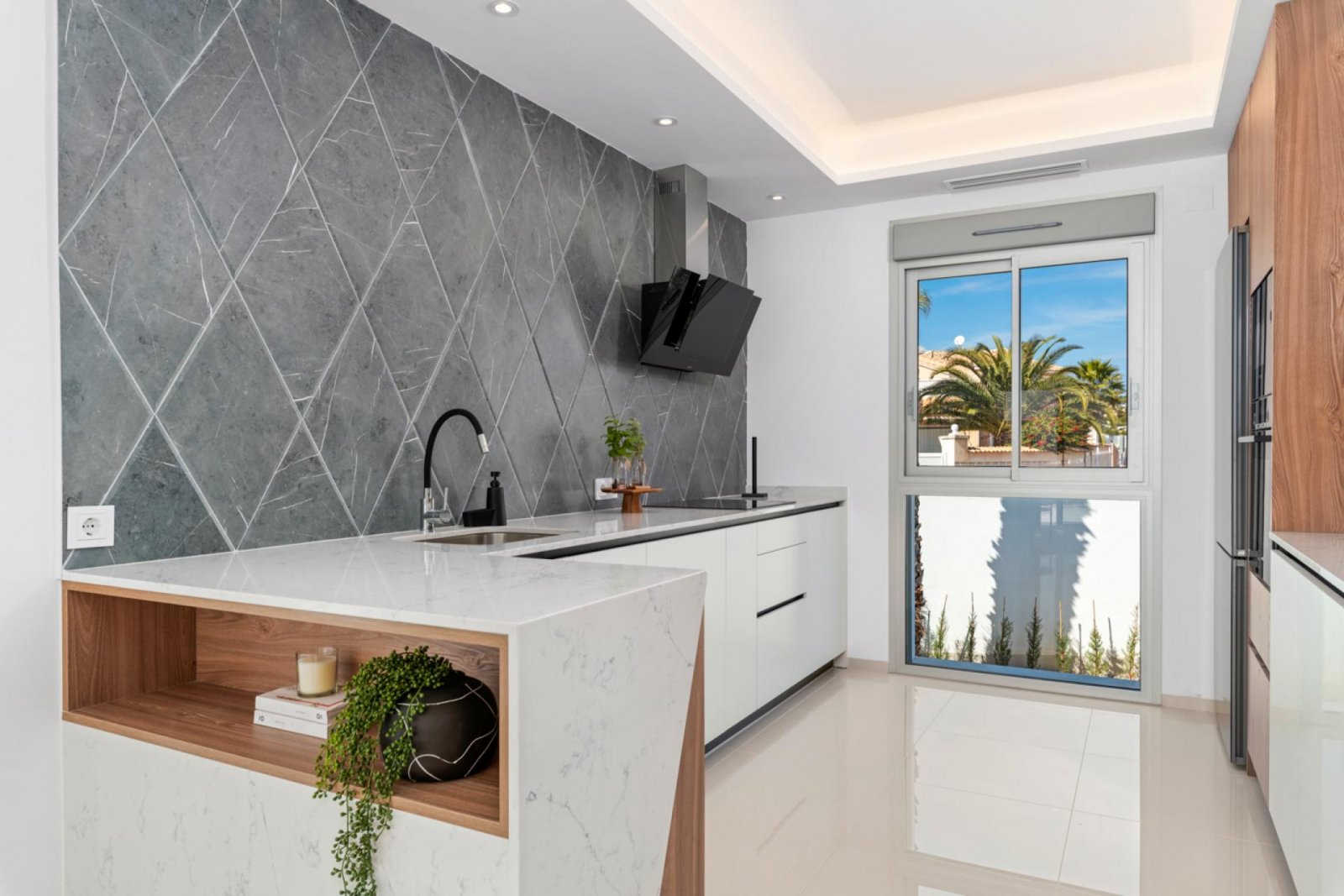 Hochwertige Villa mit Pool und Seeblick