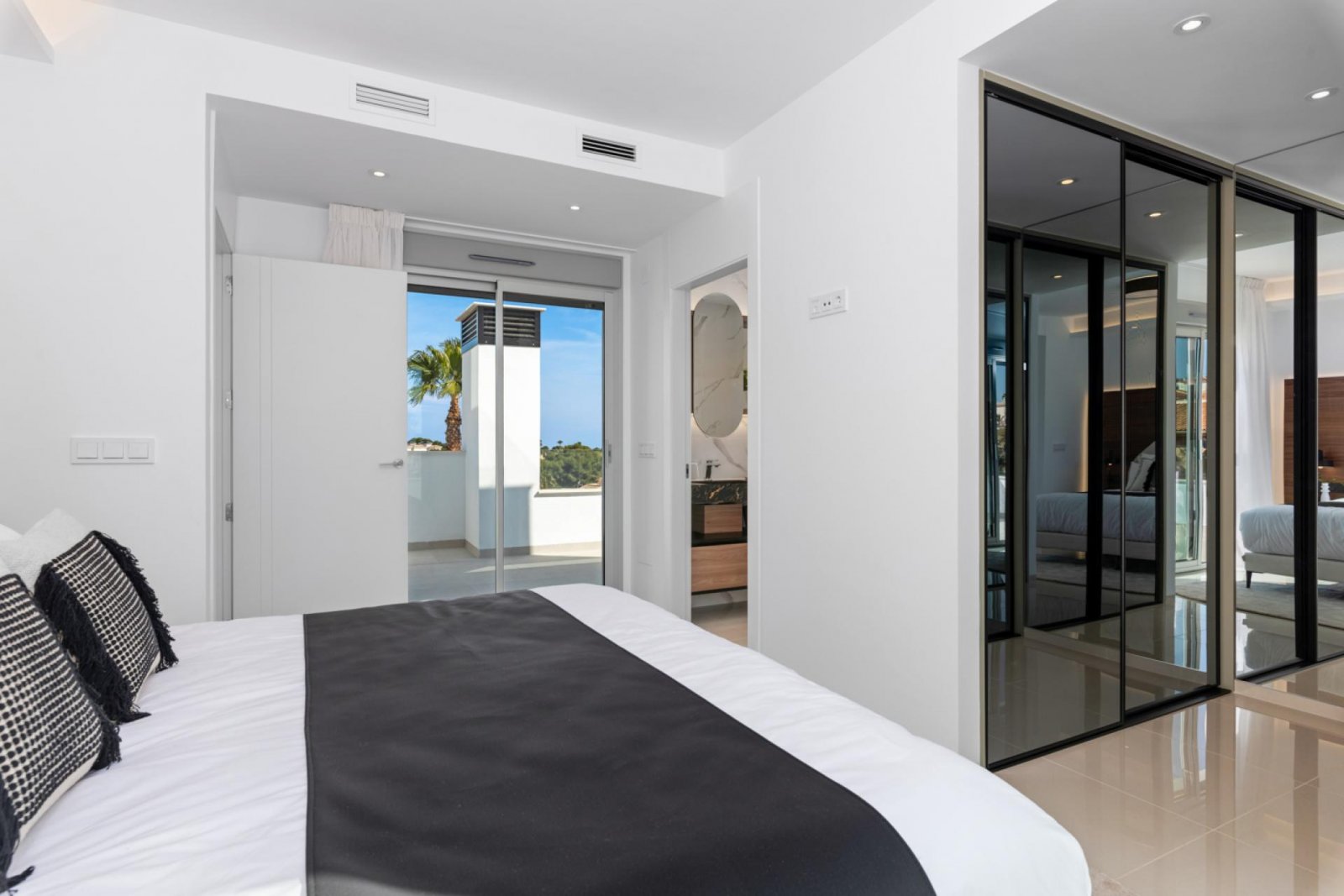 Hochwertige Villa mit Pool und Seeblick