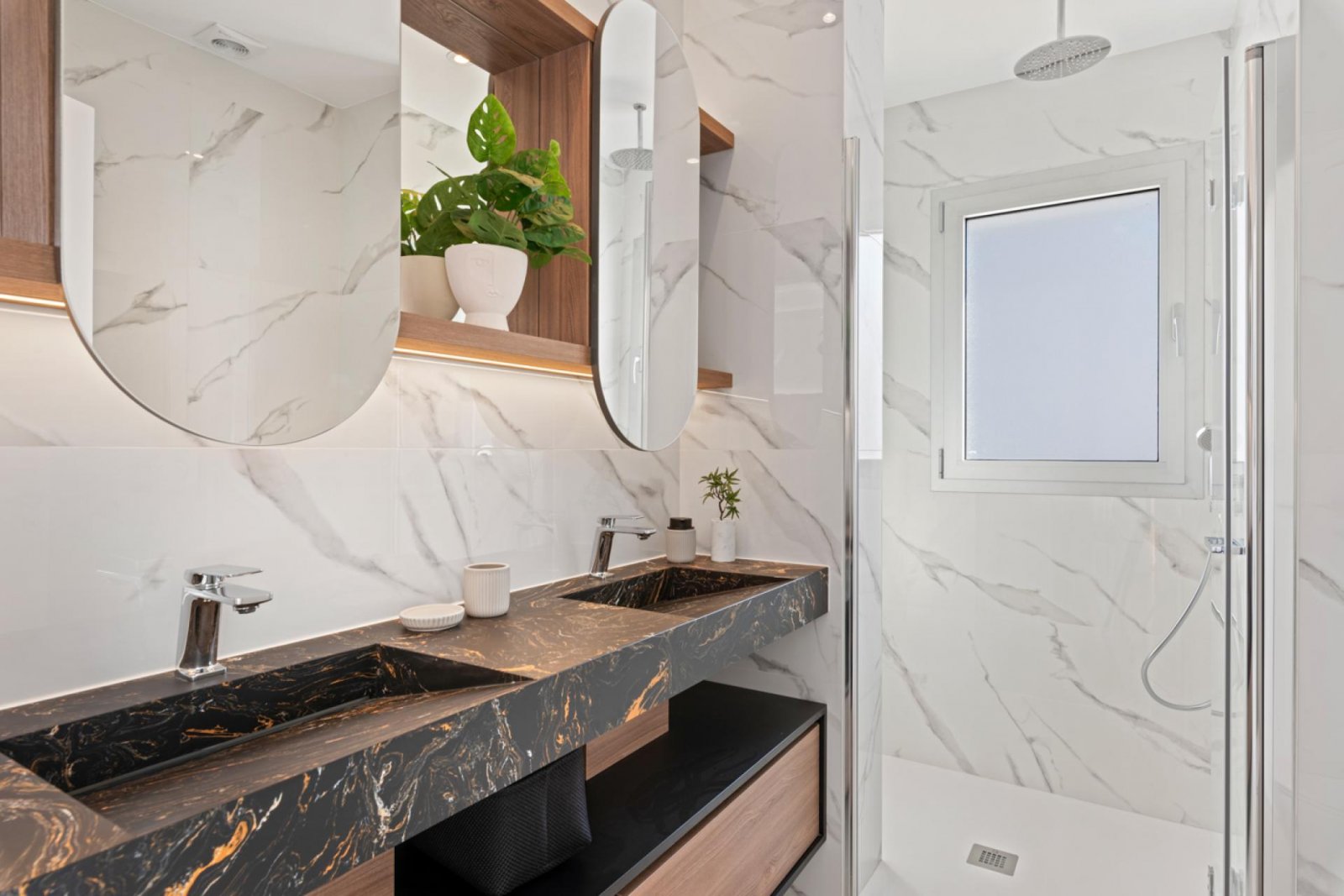 Hochwertige Villa mit Pool und Seeblick