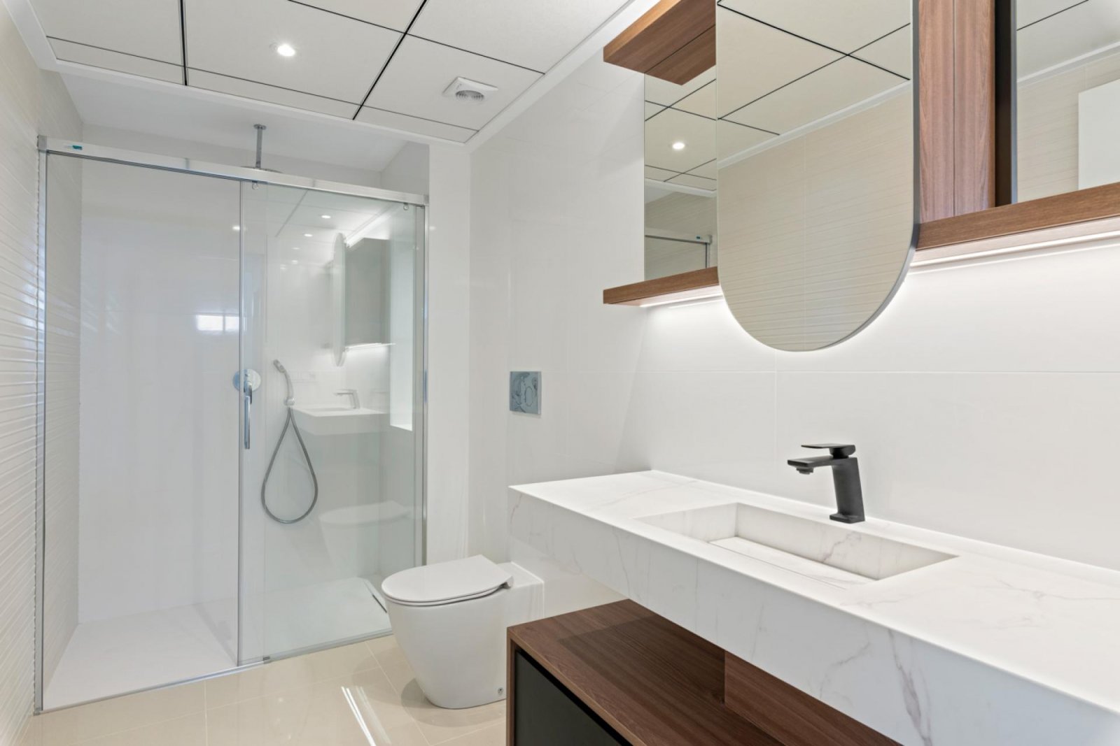 Hochwertige Villa mit Pool und Seeblick