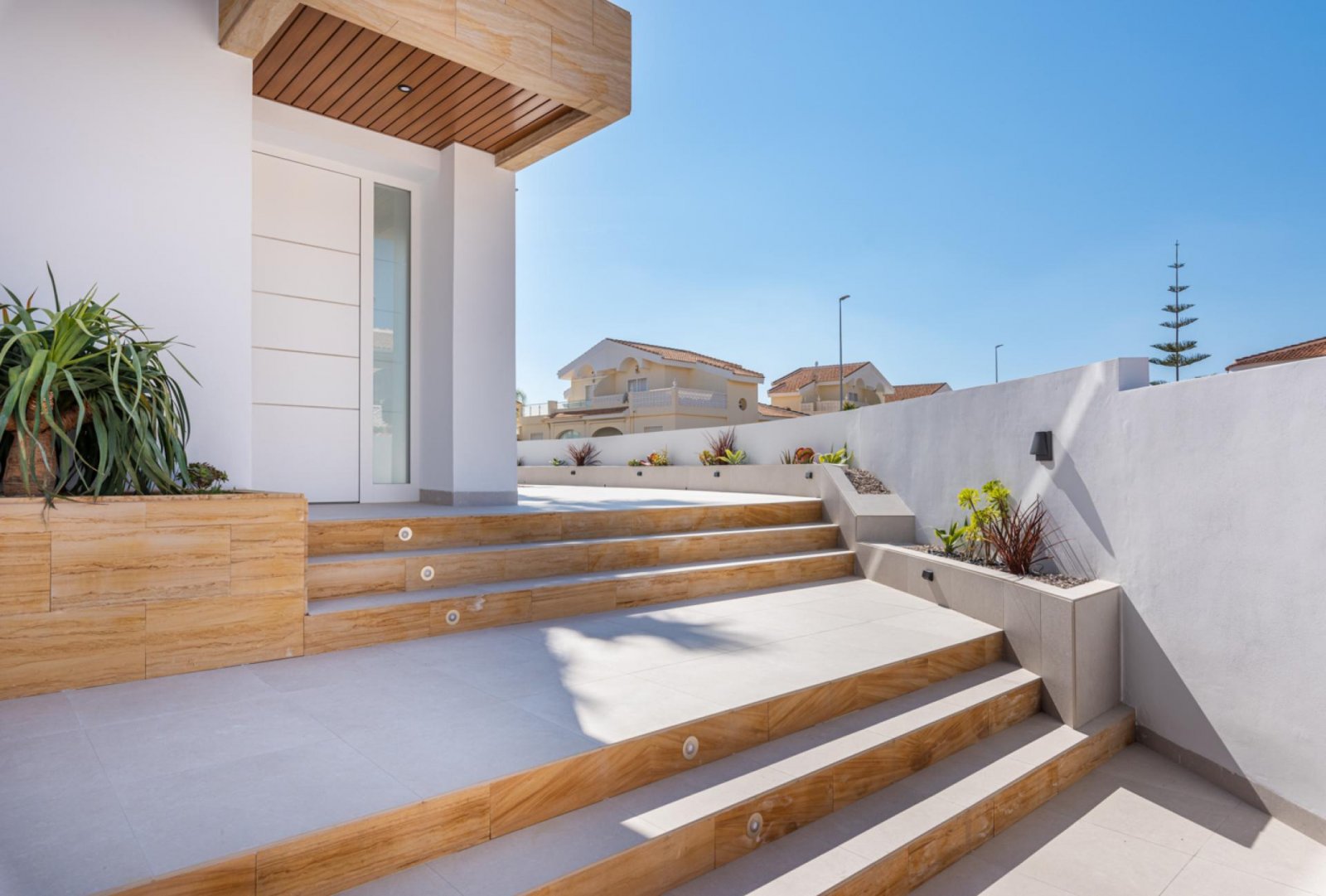 Hochwertige Villa mit Pool und Seeblick