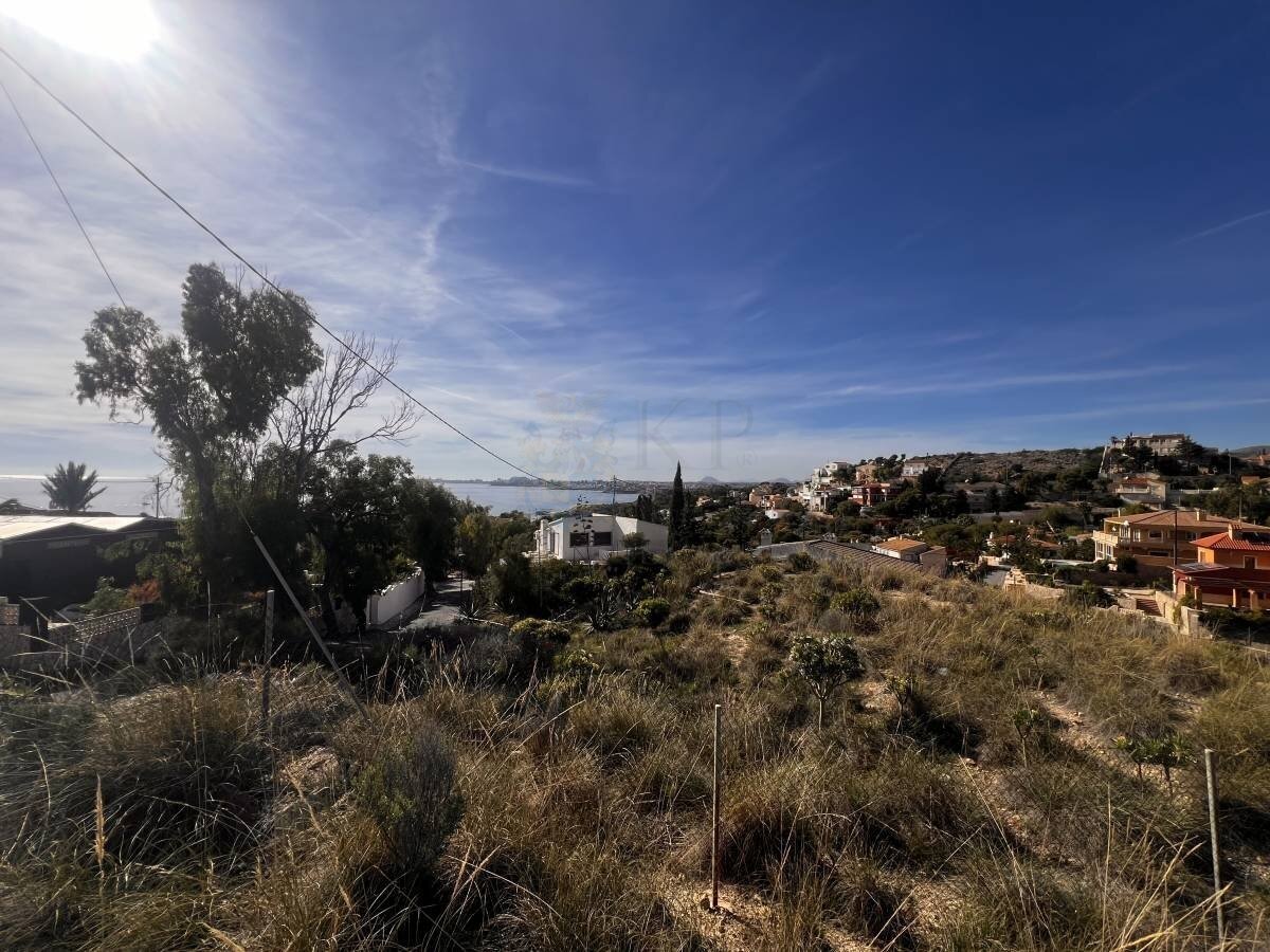 Exklusives Baugrundstück mit Blick auf Küste und Meer