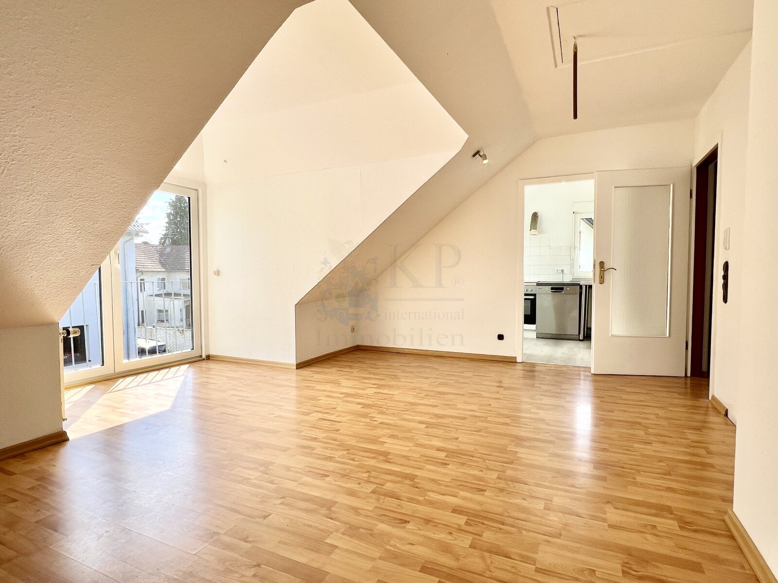 HOFHEIM: RENOVATED DETACHED HOUSE WITH 6 BEDROOMS, 2 BATHROOMS, 2 KITCHENS, GARAGE AND CARPORT