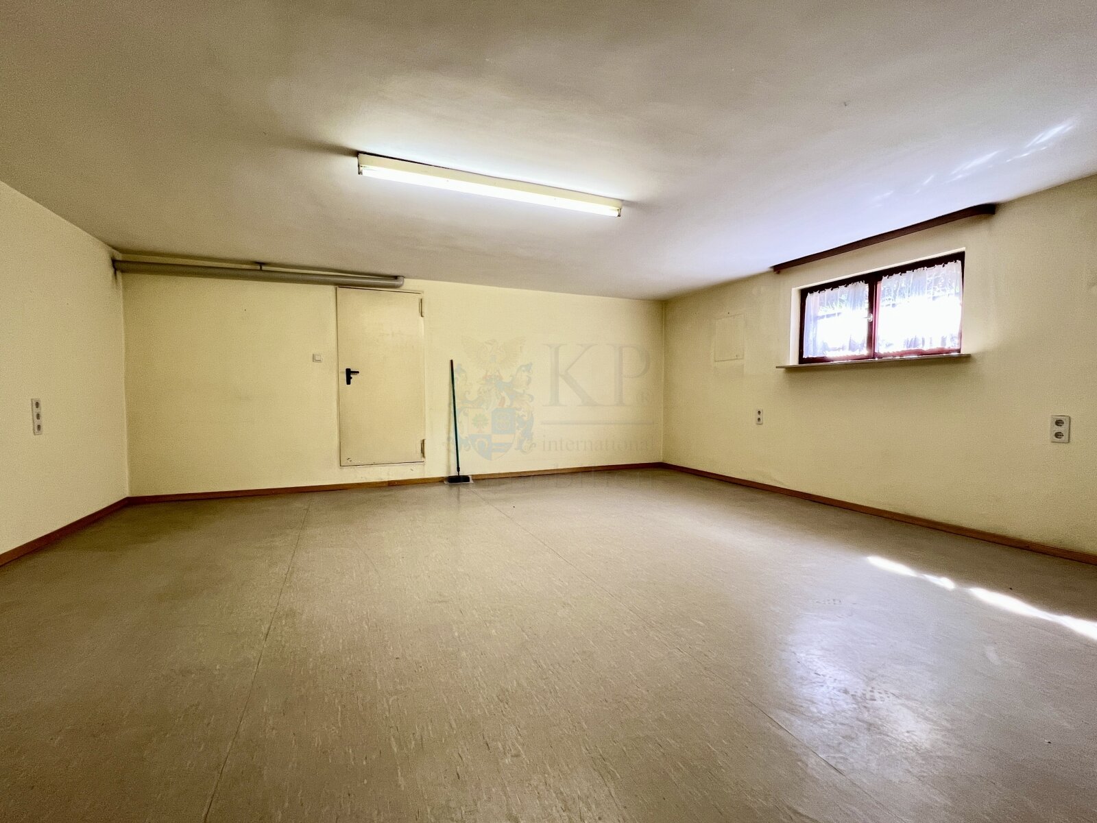 HOFHEIM: RENOVATED DETACHED HOUSE WITH 6 BEDROOMS, 2 BATHROOMS, 2 KITCHENS, GARAGE AND CARPORT