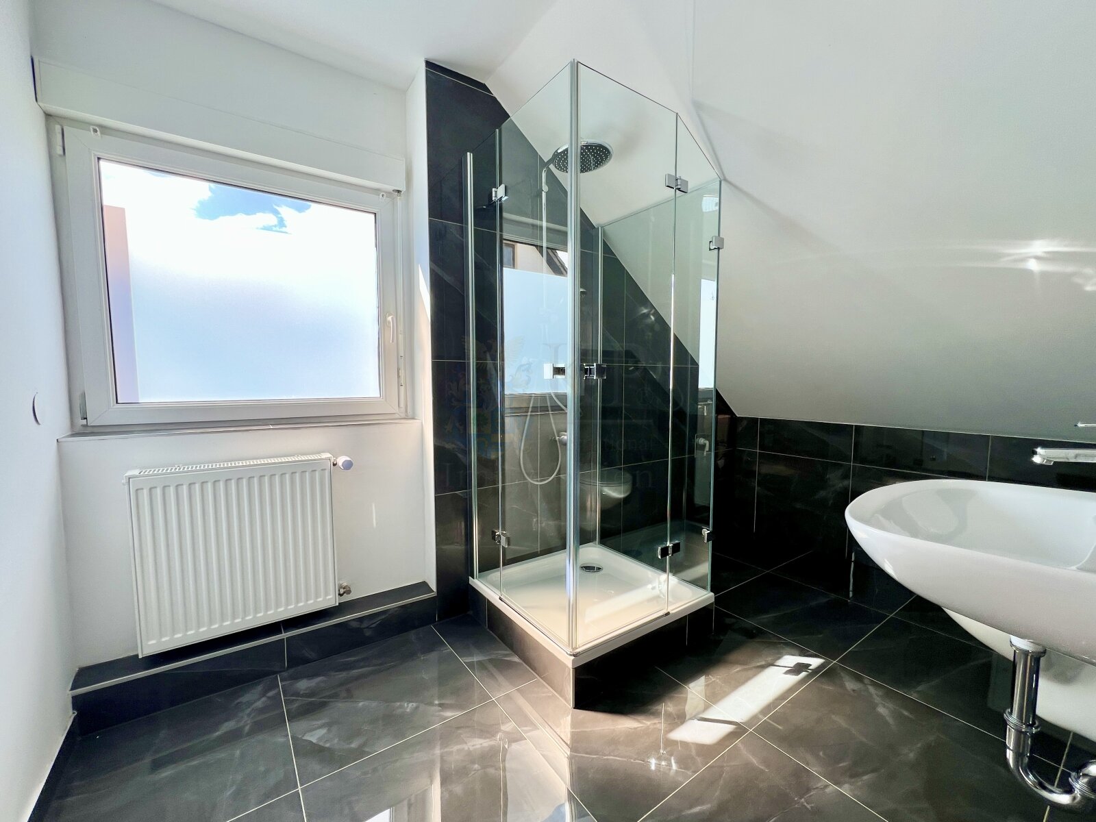 HOFHEIM: RENOVATED DETACHED HOUSE WITH 6 BEDROOMS, 2 BATHROOMS, 2 KITCHENS, GARAGE AND CARPORT